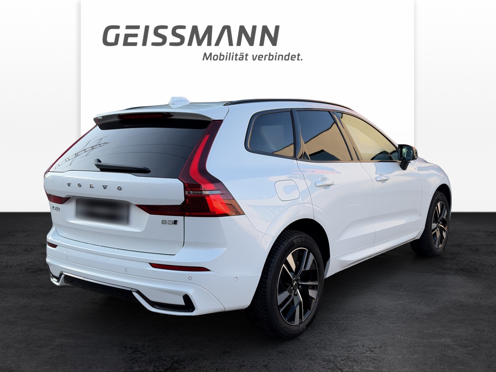 VOLVO XC60 2.0 B5 MH Plus Dark AWD-showroom-element-3