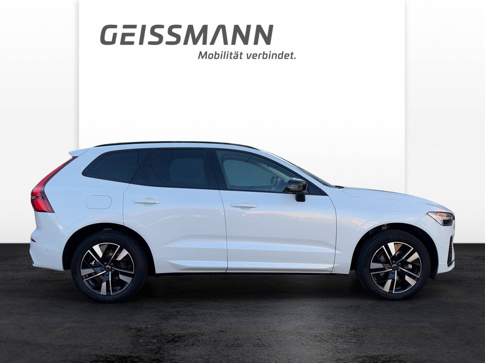VOLVO XC60 2.0 B5 MH Plus Dark AWD-image-5