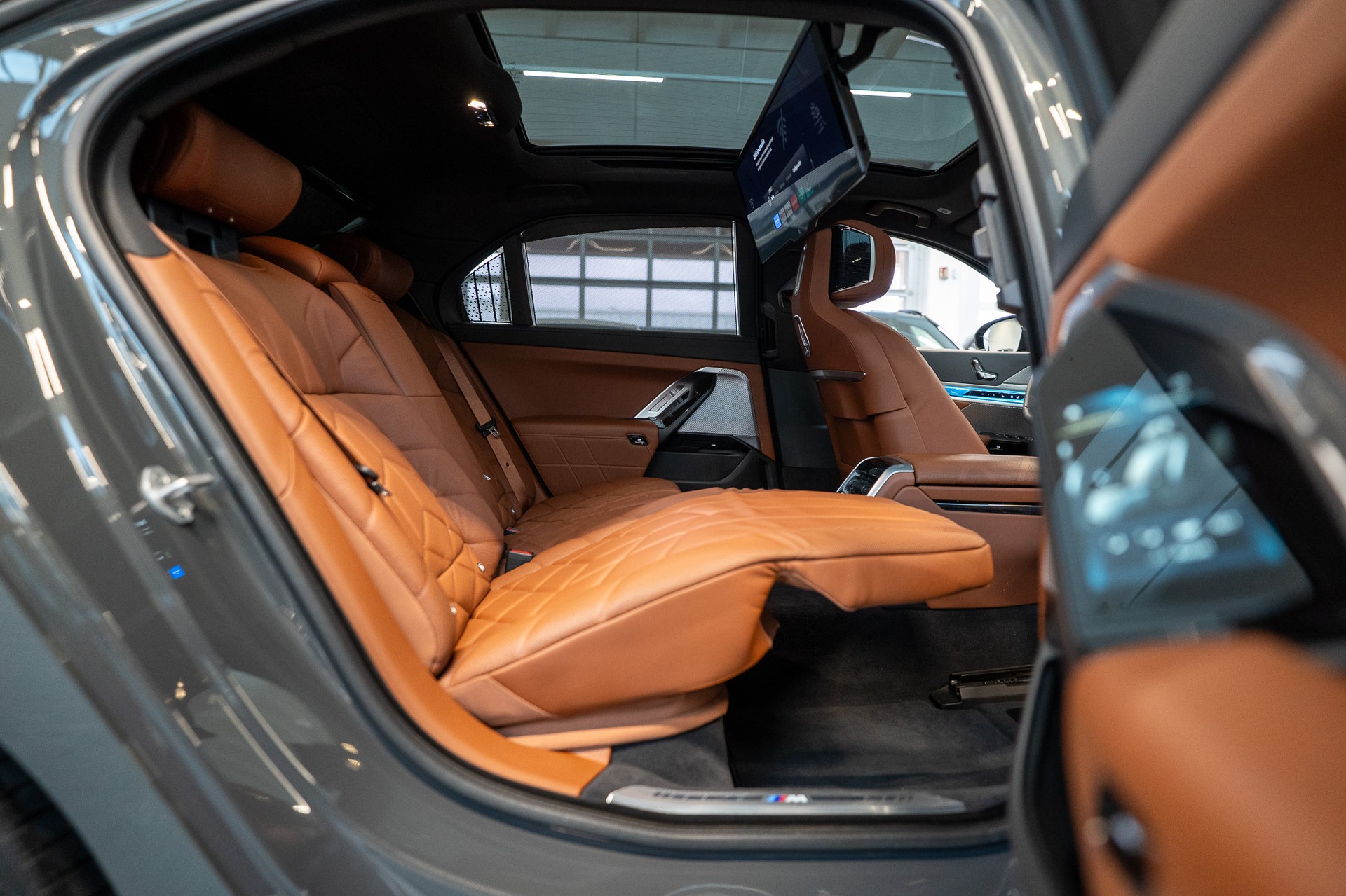 BMW 740d xDrive M Sport / Captains Chair / Theatre Screen / Panorama Sky-showroom-element-1