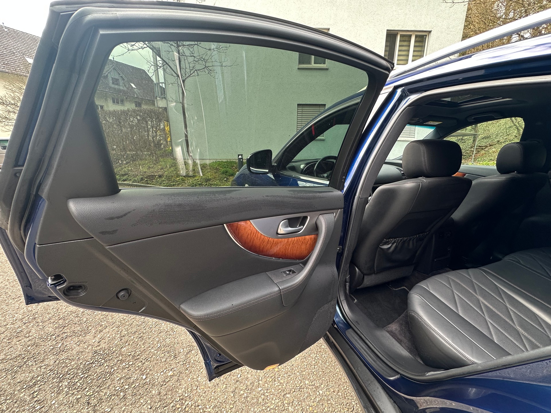 INFINITI QX70 5.0 S Premium AWD Automatic-image-14