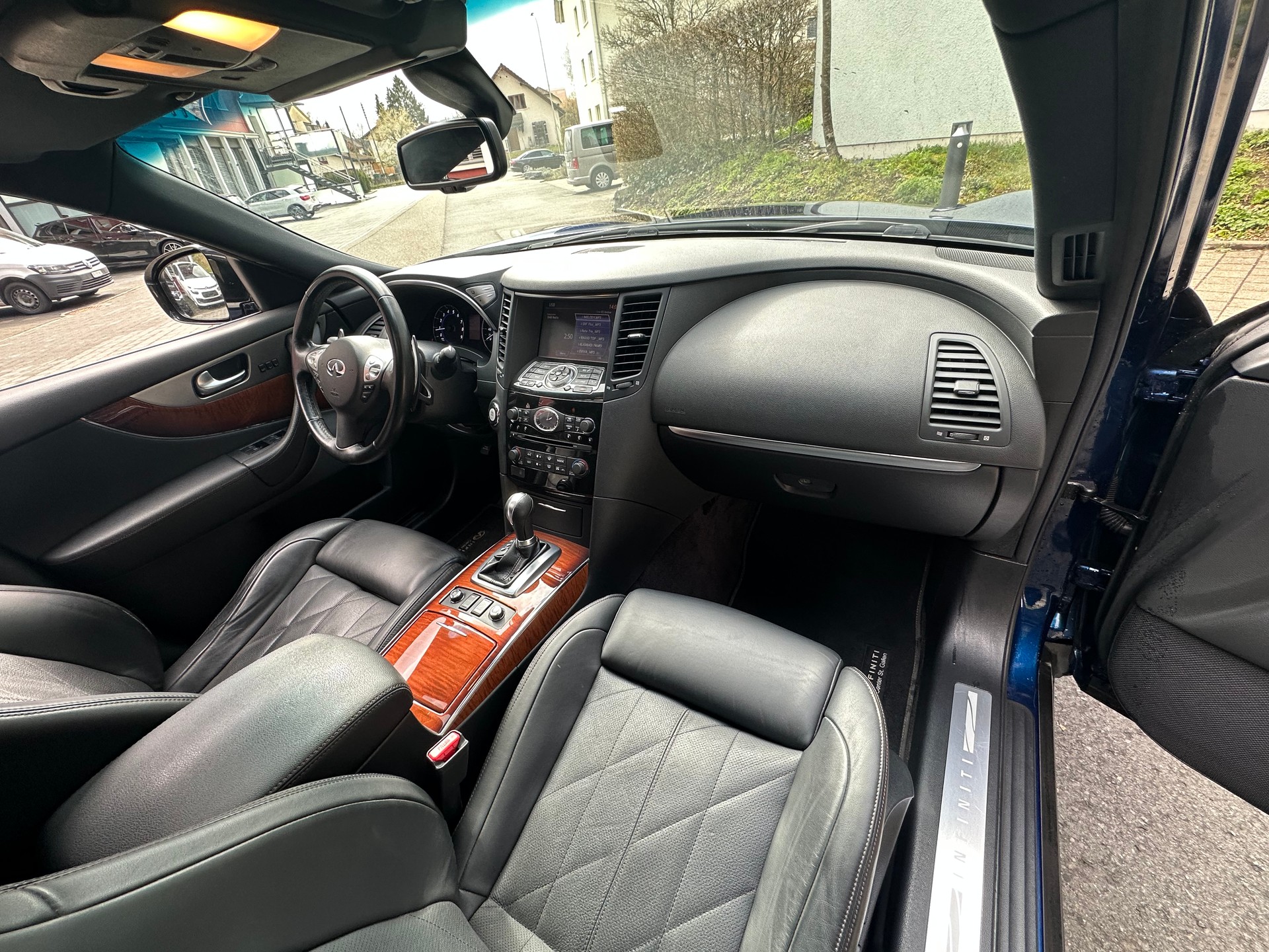 INFINITI QX70 5.0 S Premium AWD Automatic-image-9