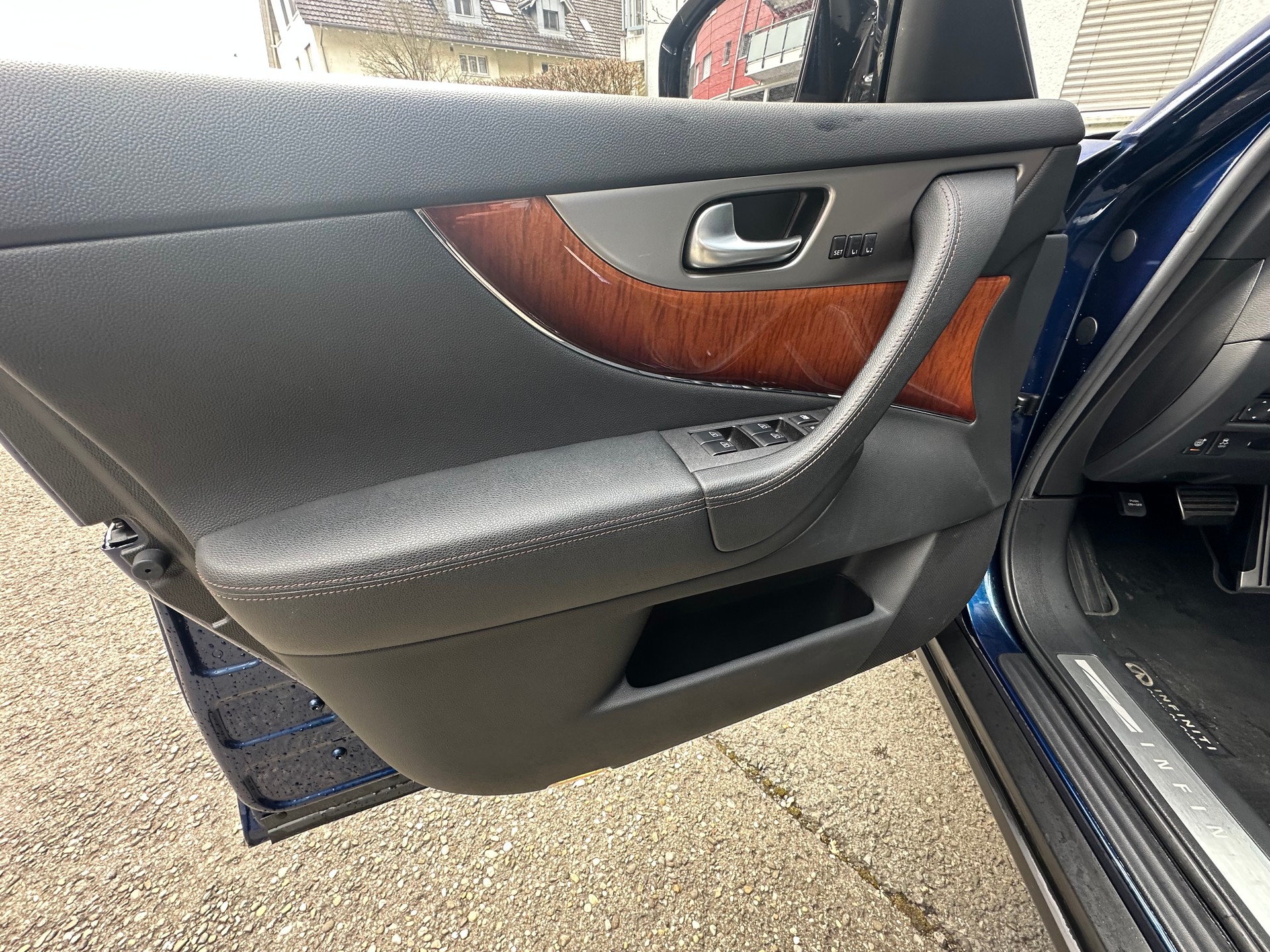 INFINITI QX70 5.0 S Premium AWD Automatic-image-16