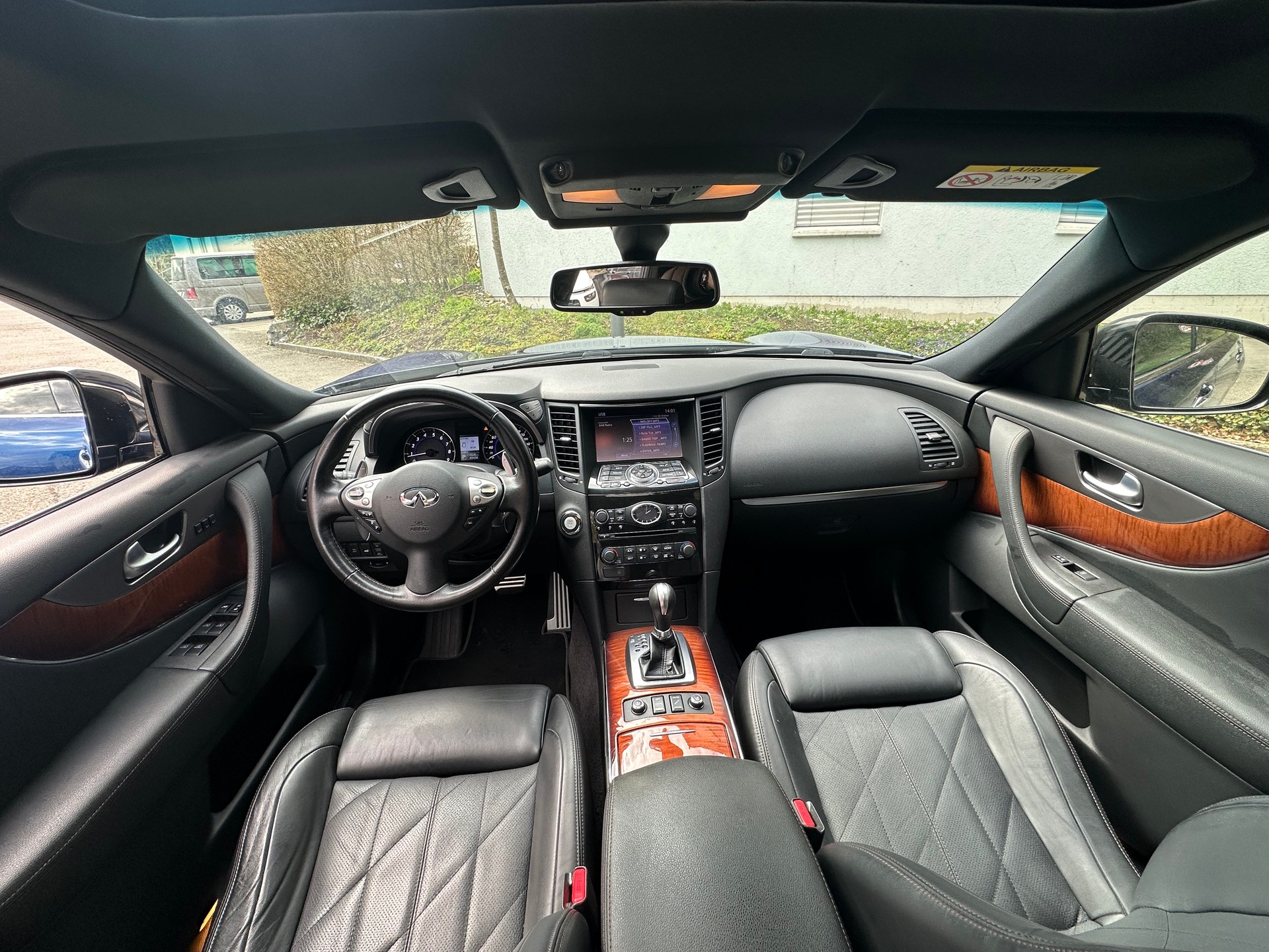 INFINITI QX70 5.0 S Premium AWD Automatic-image-10