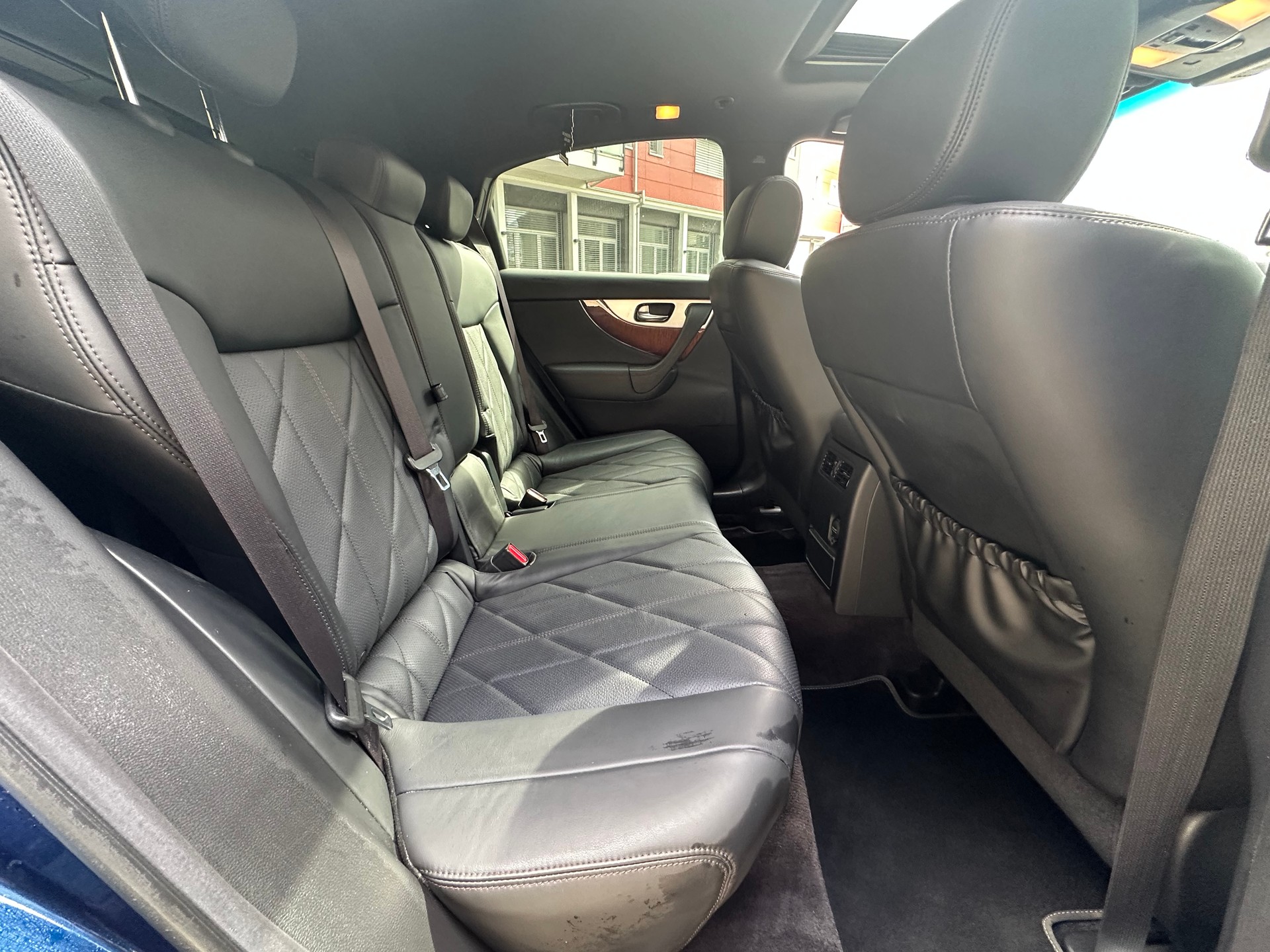 INFINITI QX70 5.0 S Premium AWD Automatic-image-15