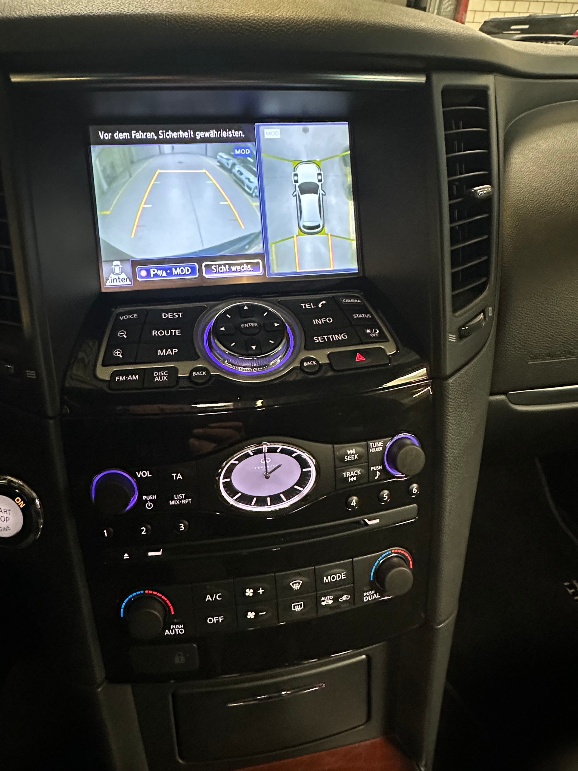 INFINITI QX70 5.0 S Premium AWD Automatic-image-17
