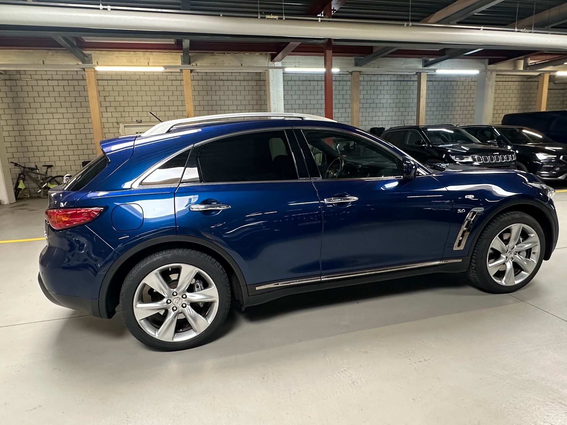 INFINITI QX70 5.0 S Premium AWD Automatic-image-4