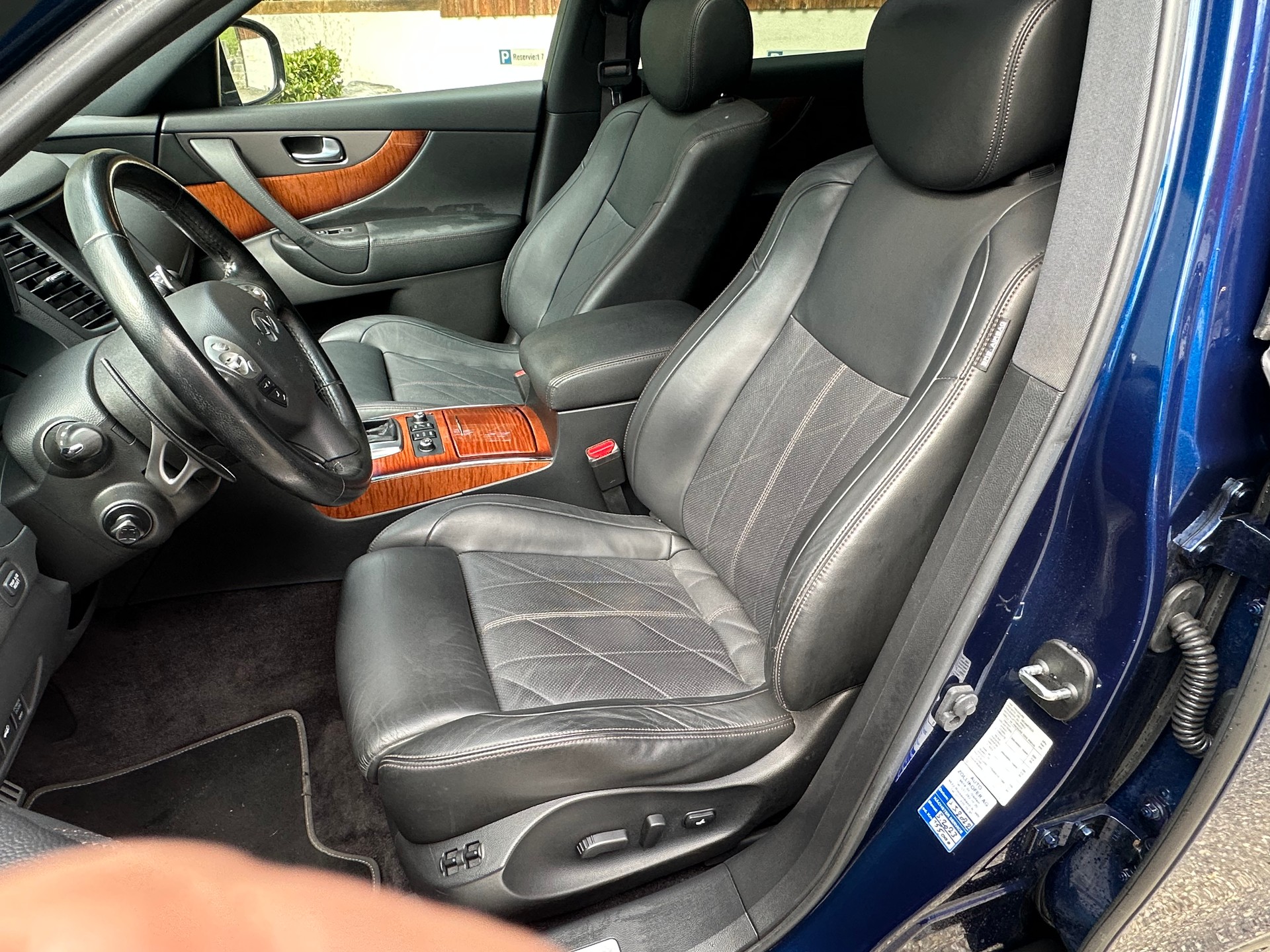 INFINITI QX70 5.0 S Premium AWD Automatic-image-12