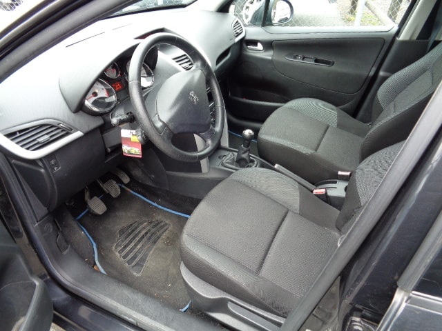 PEUGEOT 207 1.4 16V Swiss Edition-image-6