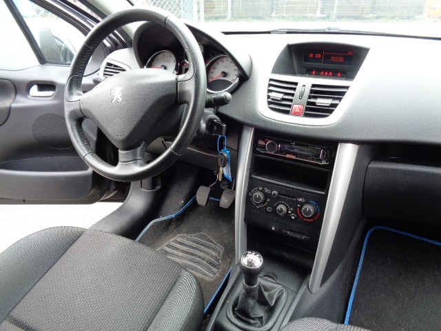 PEUGEOT 207 1.4 16V Swiss Edition-image-8