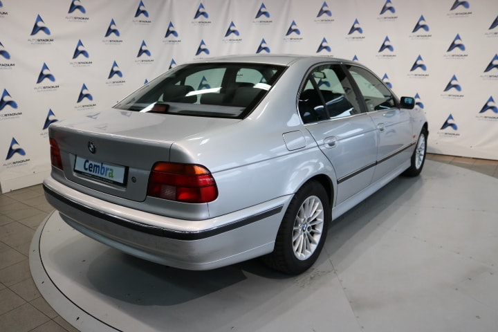 BMW 523i-image-13