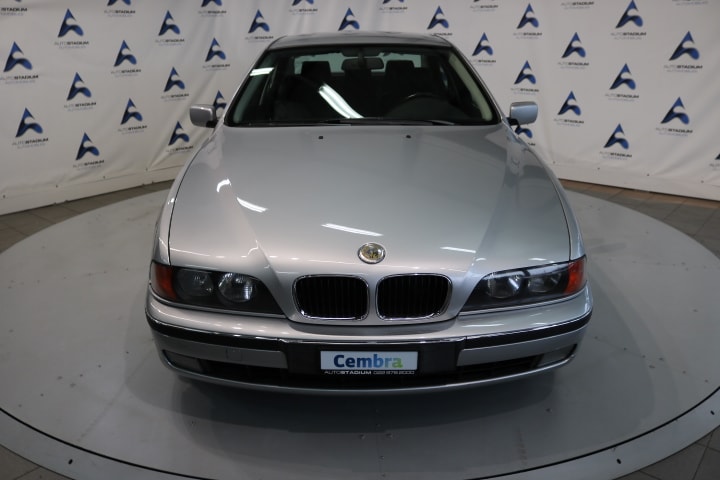 BMW 523i-image-6