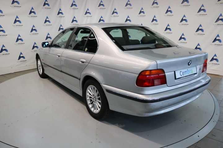 BMW 523i-image-11