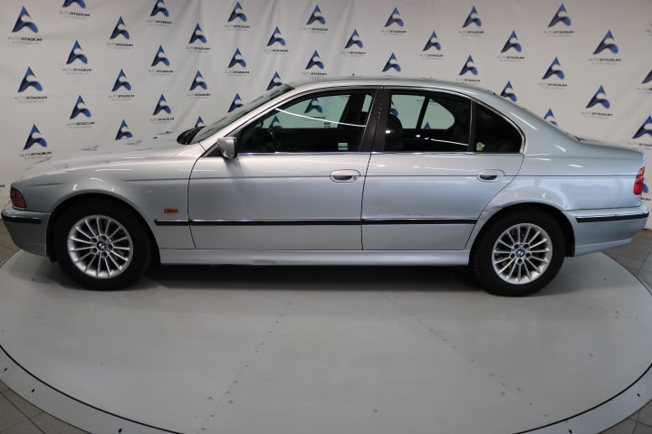 BMW 523i-image-9