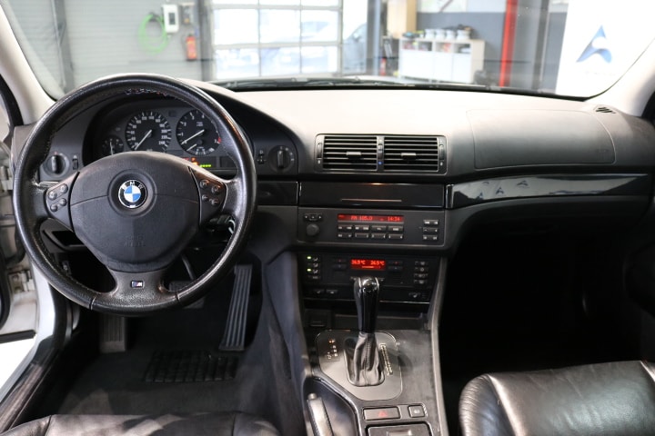 BMW 523i-image-4