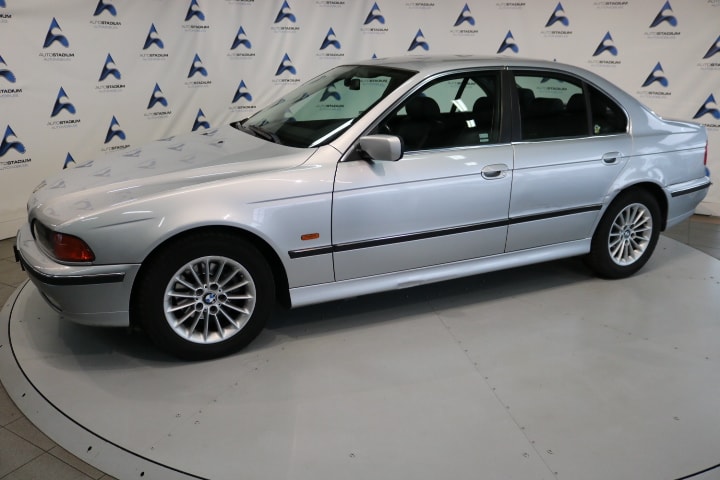 BMW 523i-image-8