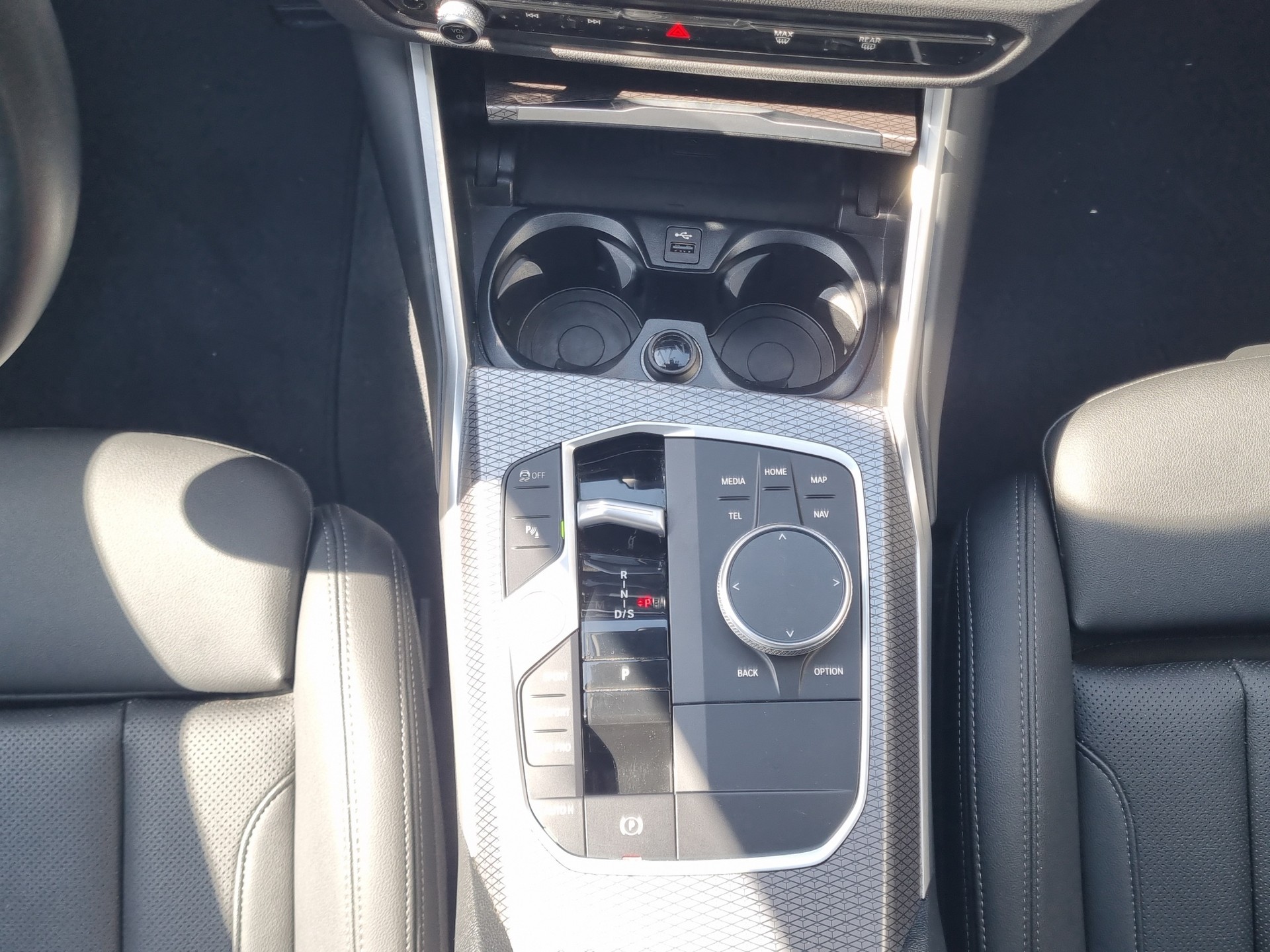 BMW 320d xDrive 48V Touring Steptronic M Sport-image-16