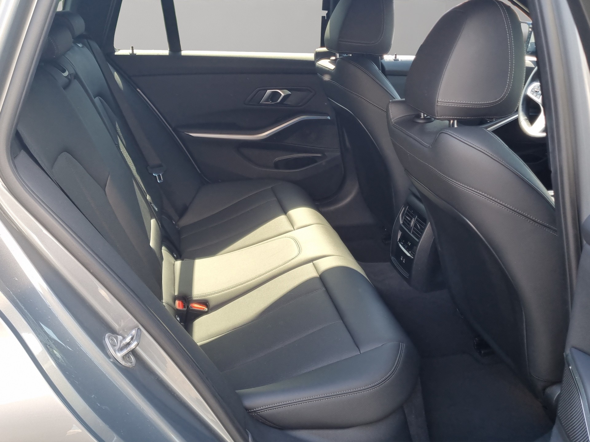 BMW 320d xDrive 48V Touring Steptronic M Sport-image-21