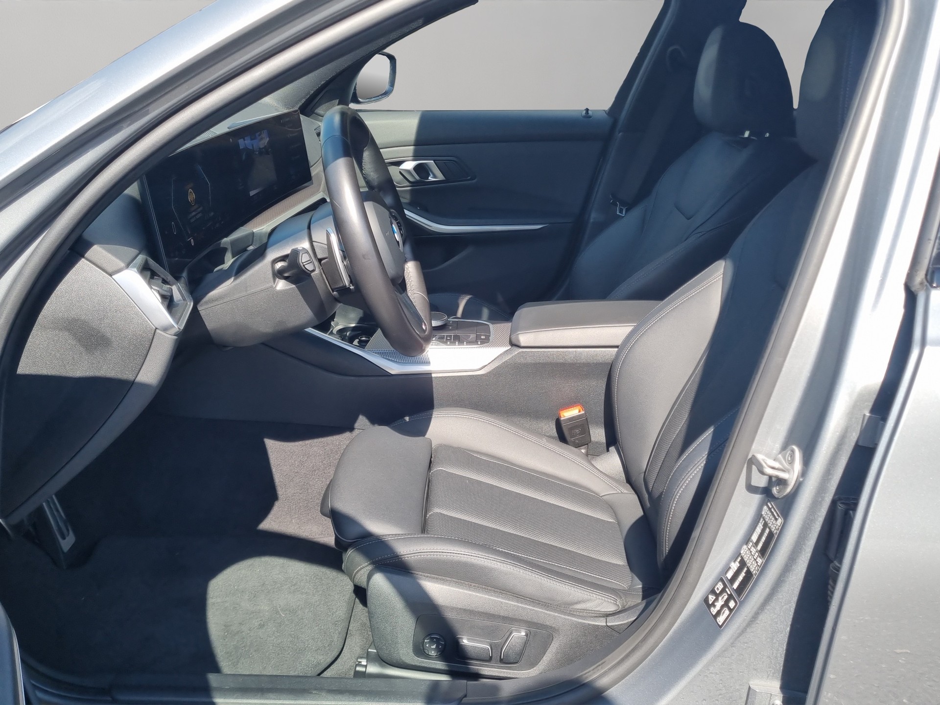 BMW 320d xDrive 48V Touring Steptronic M Sport-image-10
