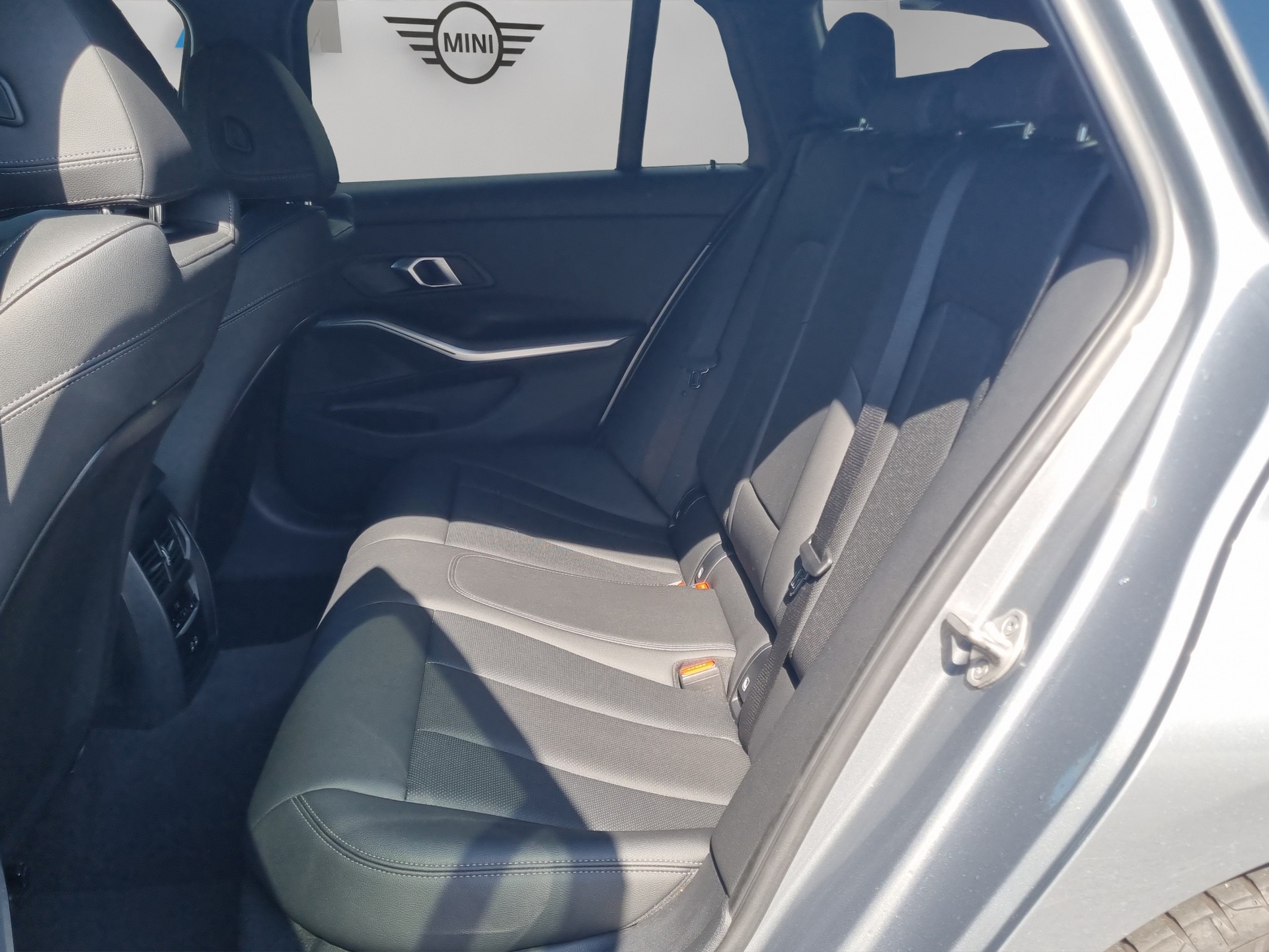 BMW 320d xDrive 48V Touring Steptronic M Sport-image-18