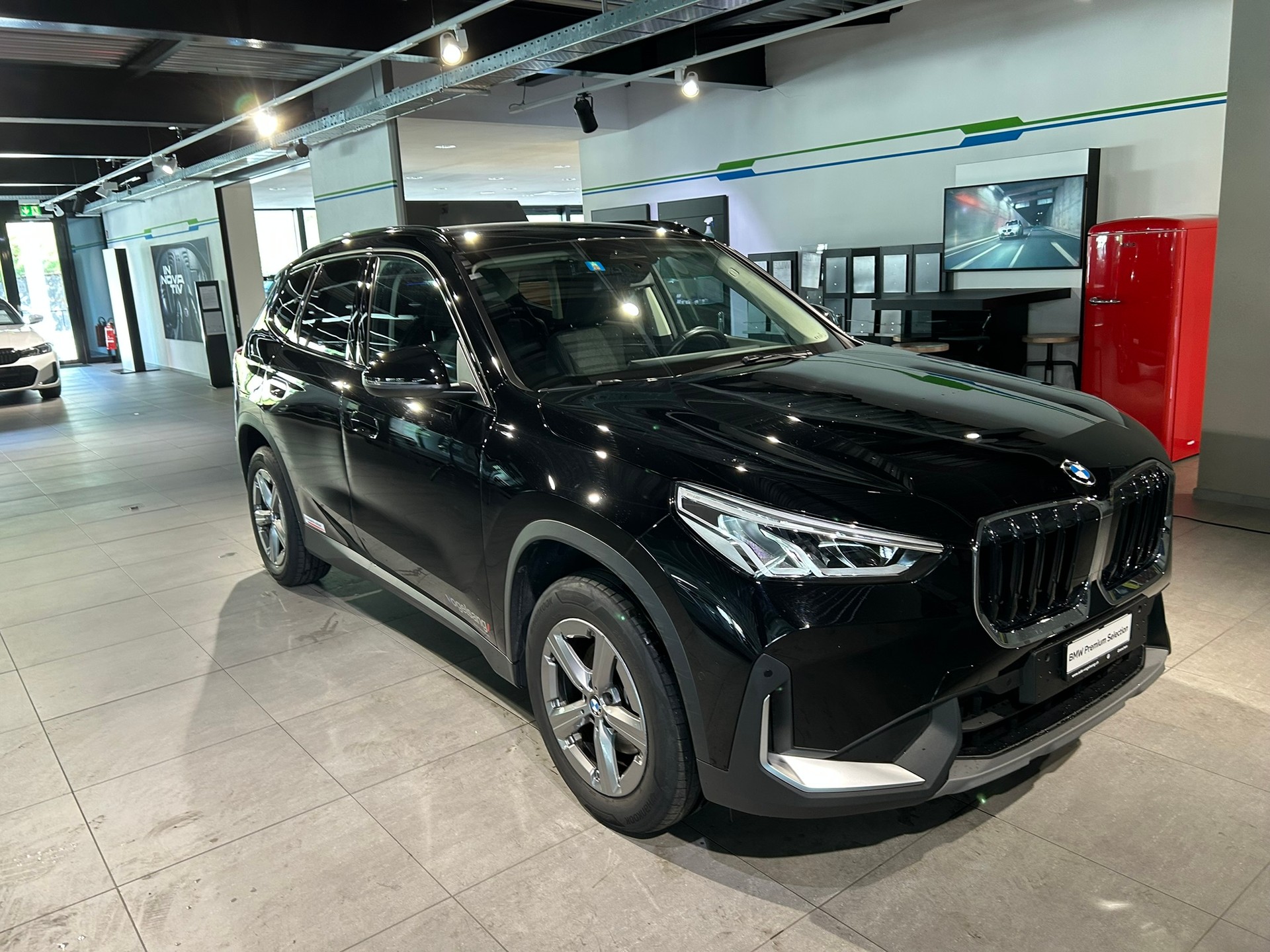 BMW X1 sDrive 18i-showroom-element-1
