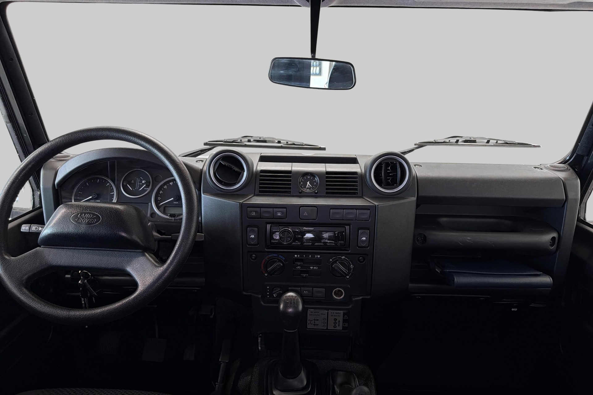 LAND ROVER Defender 90 2.2 TD4 Station Wagon-image-16
