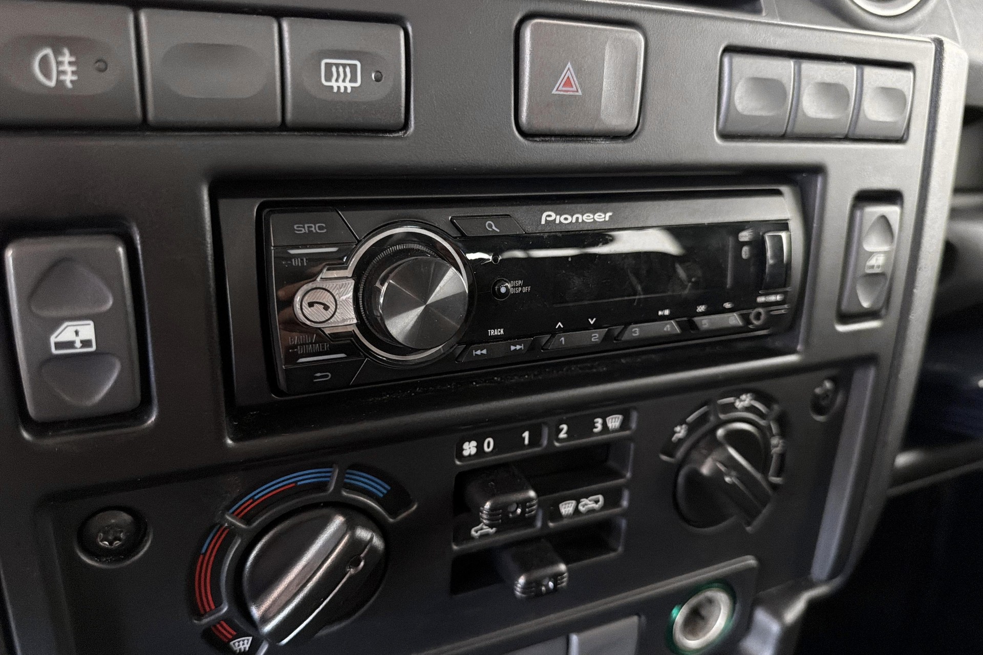 LAND ROVER Defender 90 2.2 TD4 Station Wagon-image-11