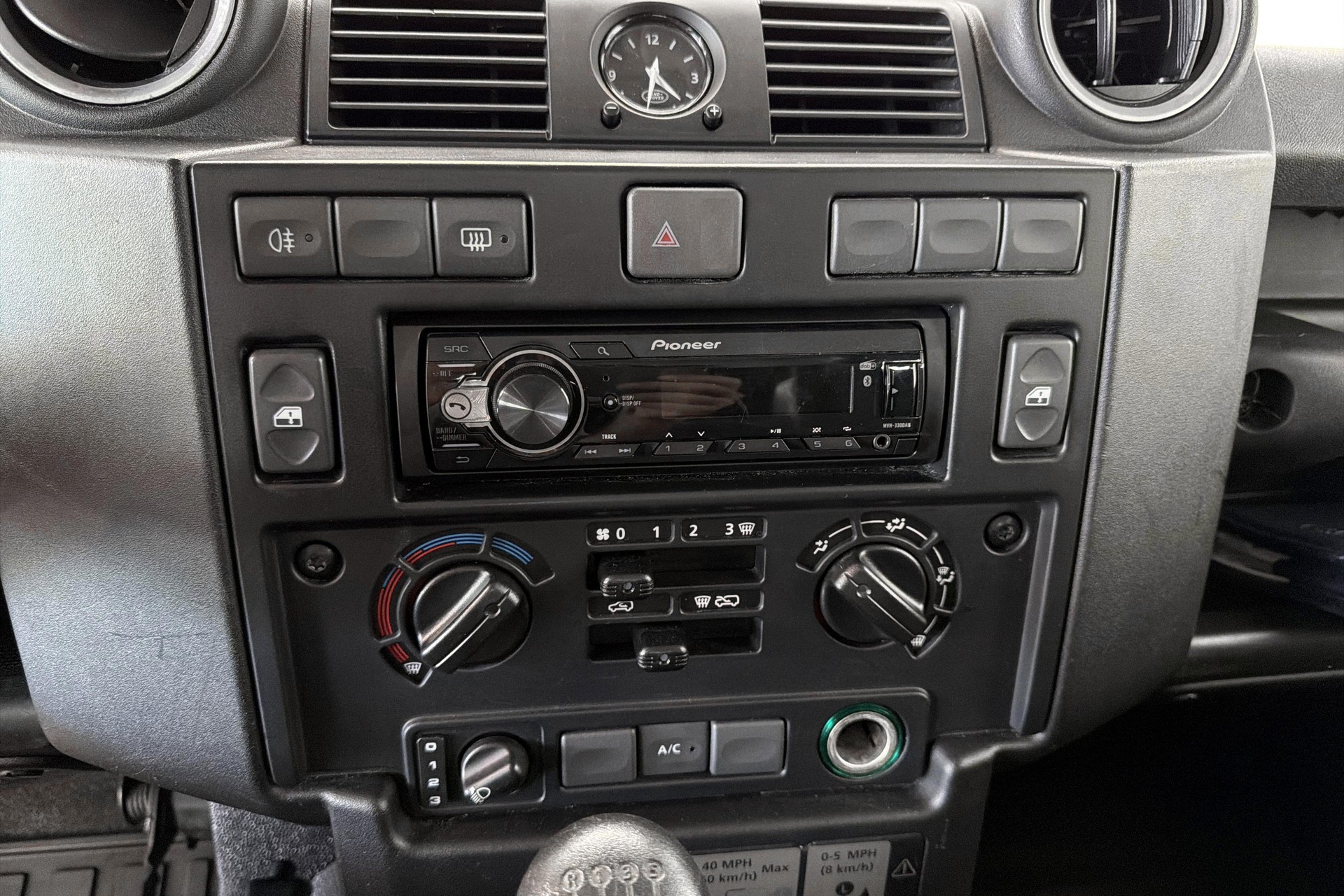 LAND ROVER Defender 90 2.2 TD4 Station Wagon-image-10