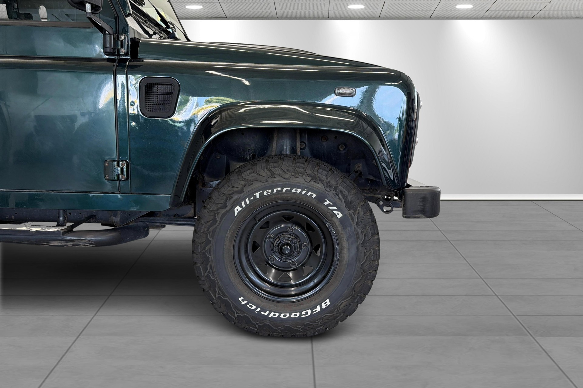LAND ROVER Defender 90 2.2 TD4 Station Wagon-showroom-element-3