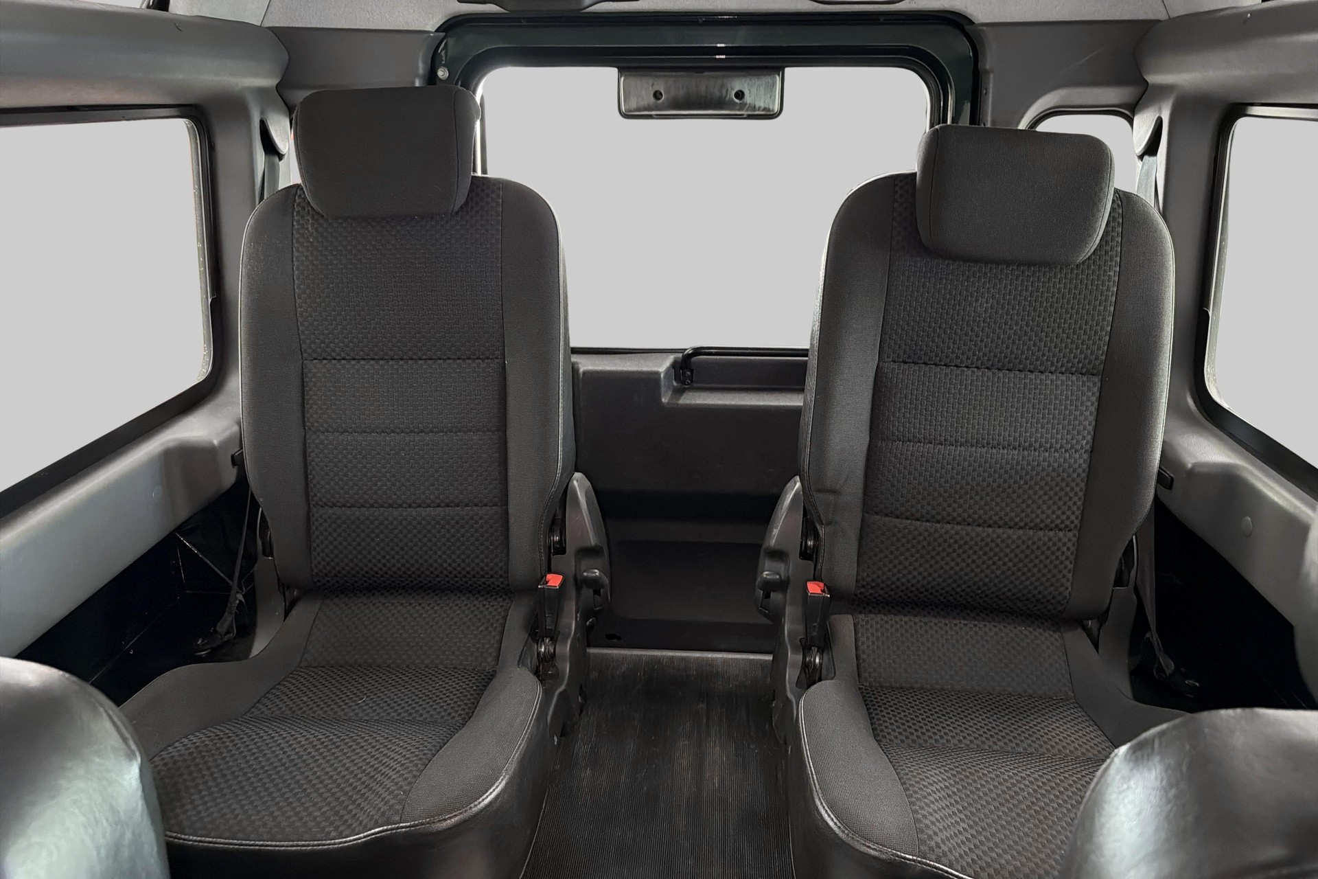 LAND ROVER Defender 90 2.2 TD4 Station Wagon-image-15