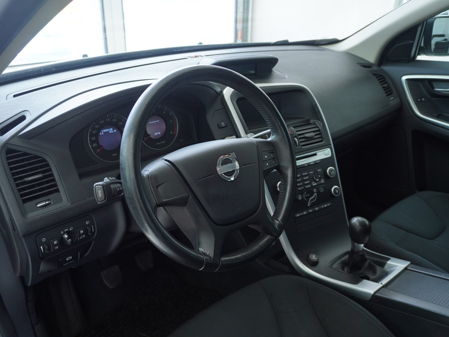 VOLVO XC60 2.4D-showroom-element-2