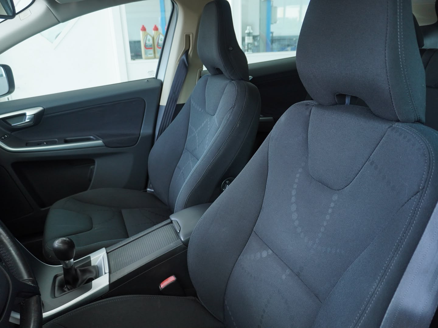 VOLVO XC60 2.4D-showroom-element-3