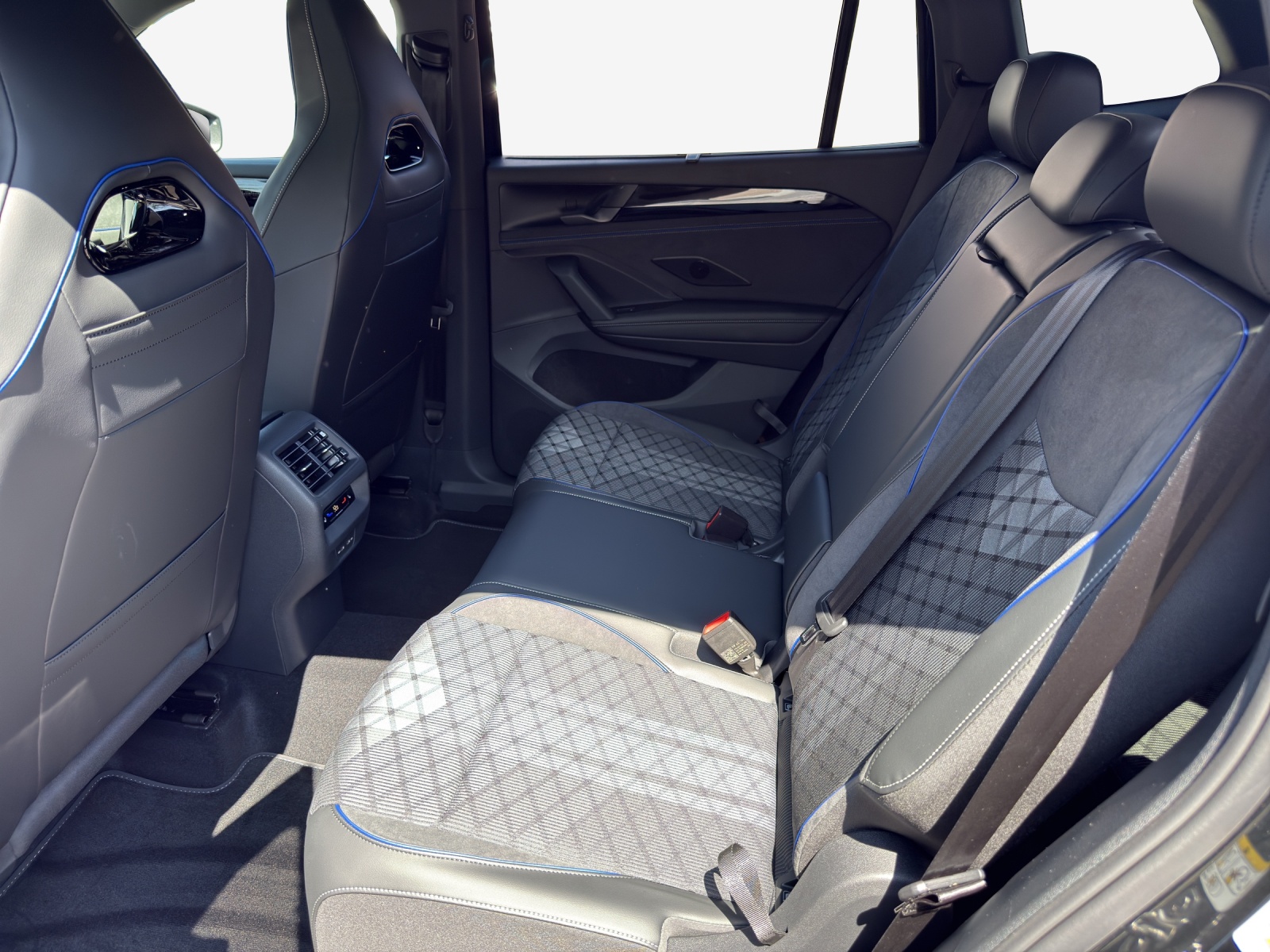 VW Tayron 2.0 TSI R-Line Plus DSG 4Motion-image-11