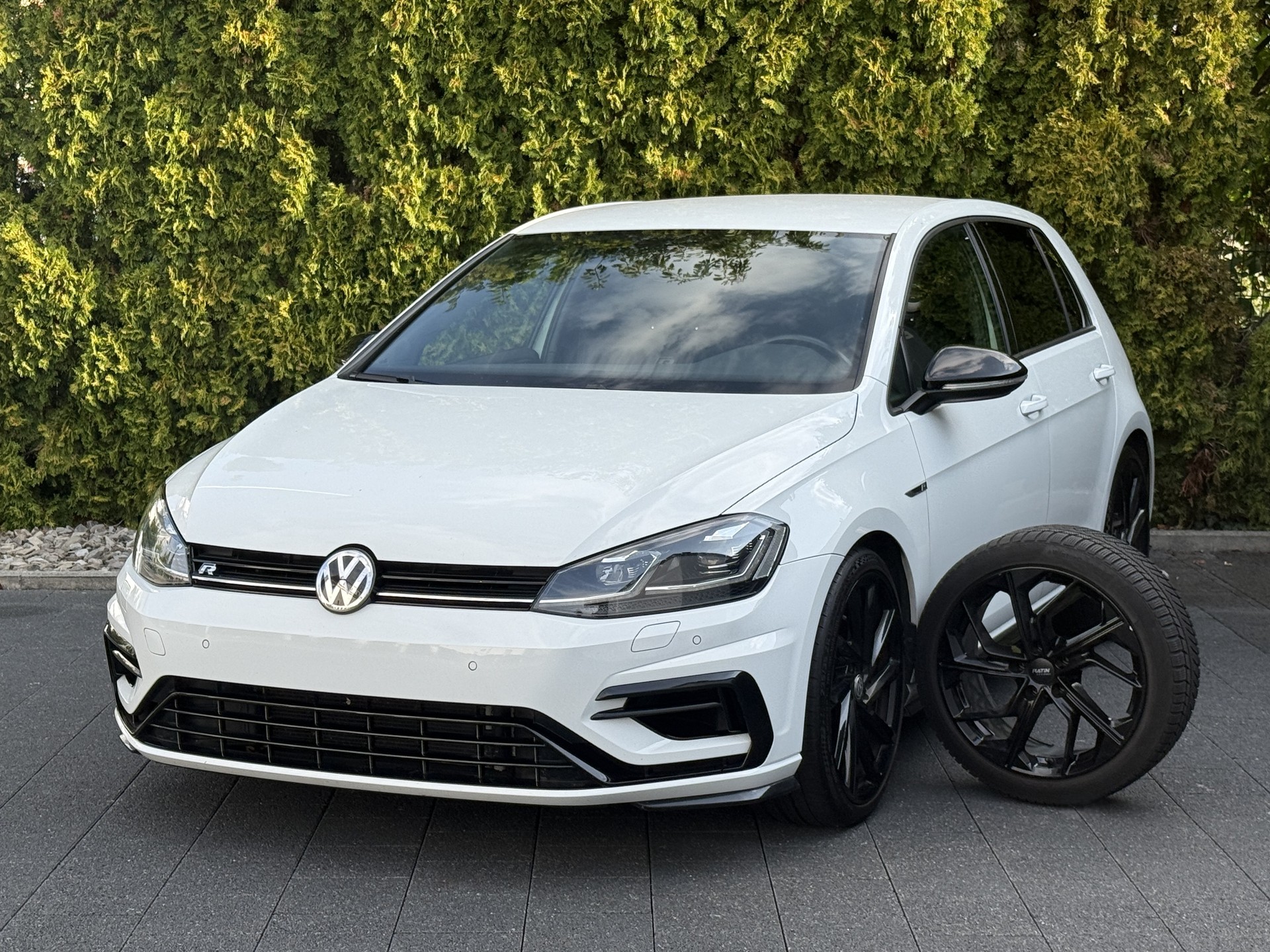 VW Golf 2.0 TSI R 4Motion / Face Lift - Digital-Cockpit / Frisch ab MFK-showroom-element-2