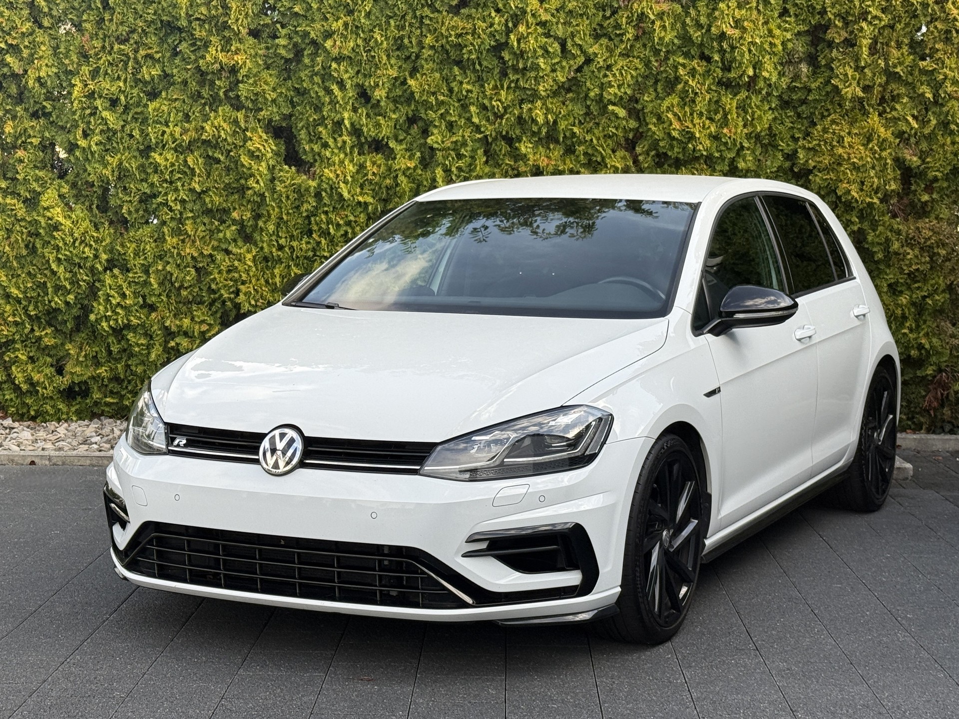 VW Golf 2.0 TSI R 4Motion / Face Lift - Digital-Cockpit / Frisch ab MFK-showroom-element-1