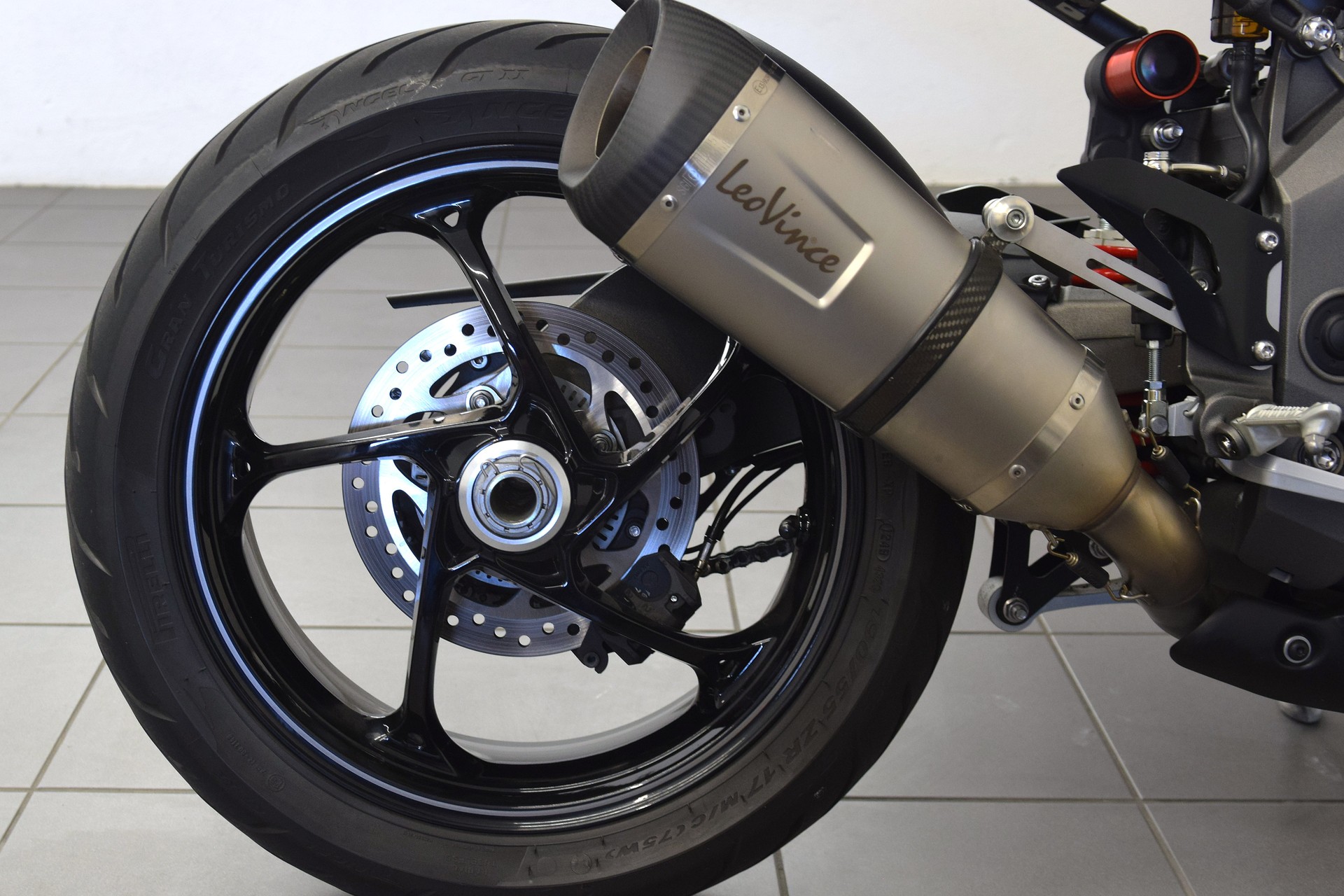TRIUMPH Speed Triple S 1050 ABS-image-10