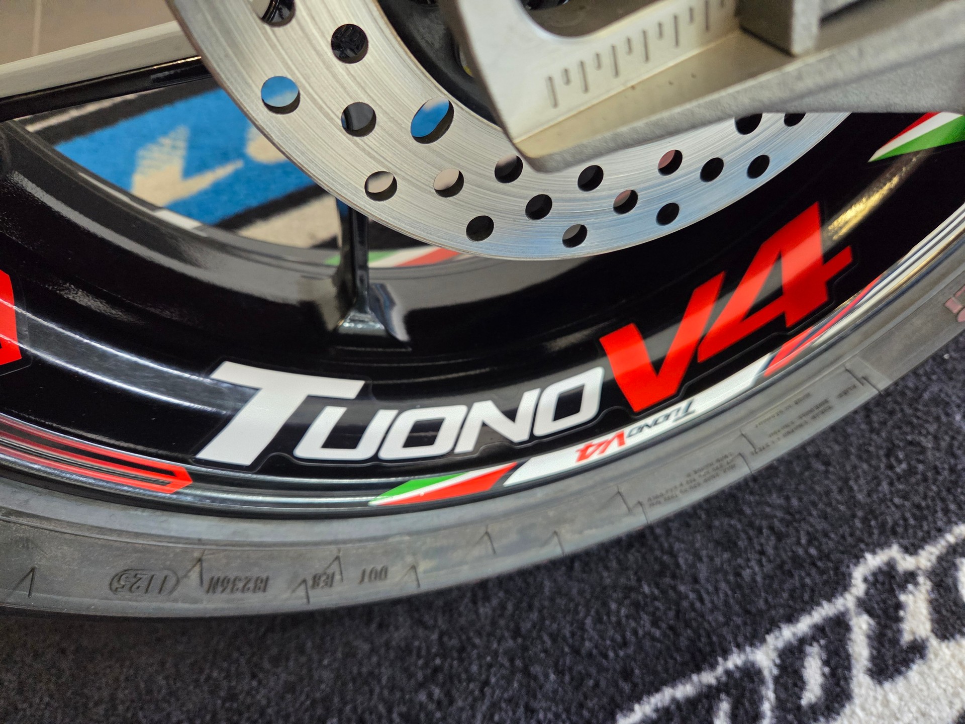 APRILIA Tuono V4 1100 E5+ Factory-image-8