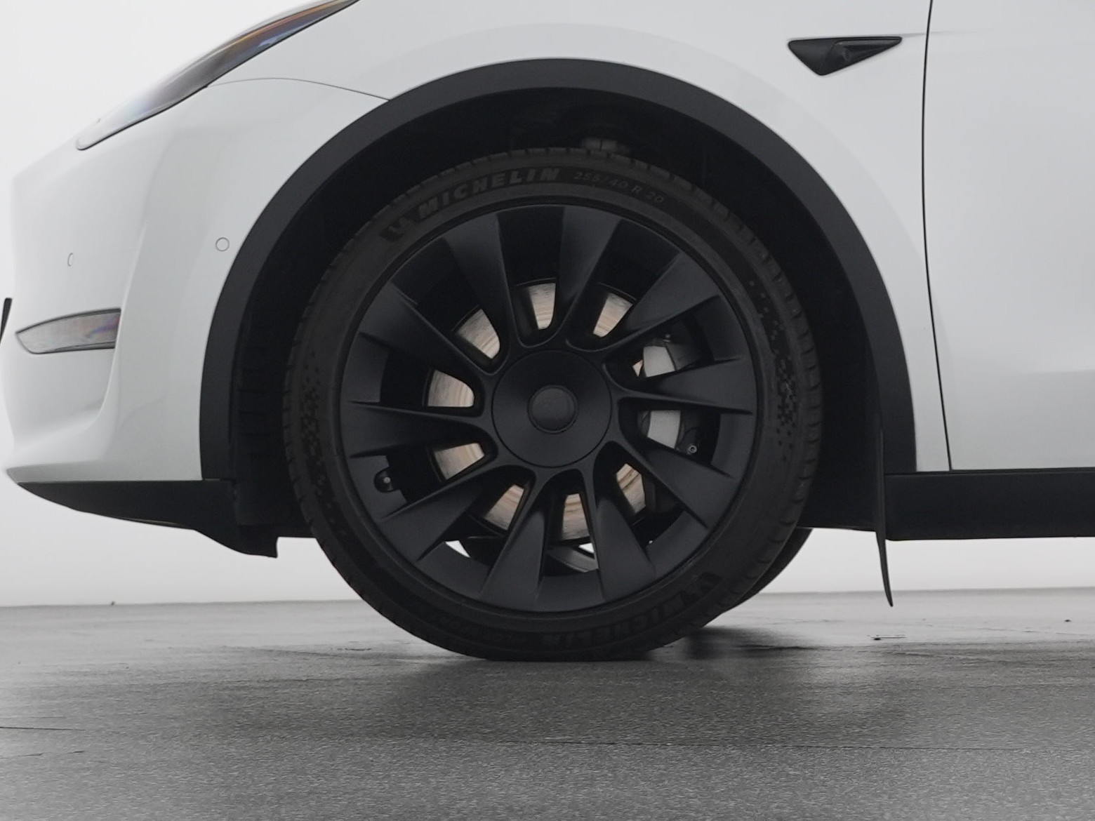 TESLA Model Y Long Range-showroom-element-2