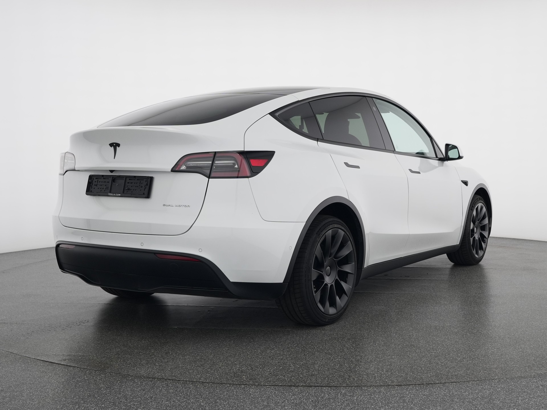 TESLA Model Y Long Range-image-4