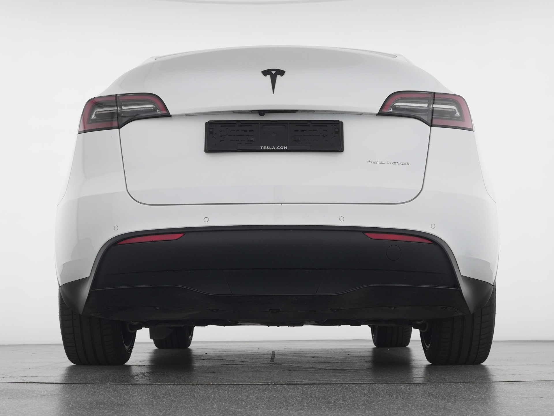 TESLA Model Y Long Range-showroom-element-3