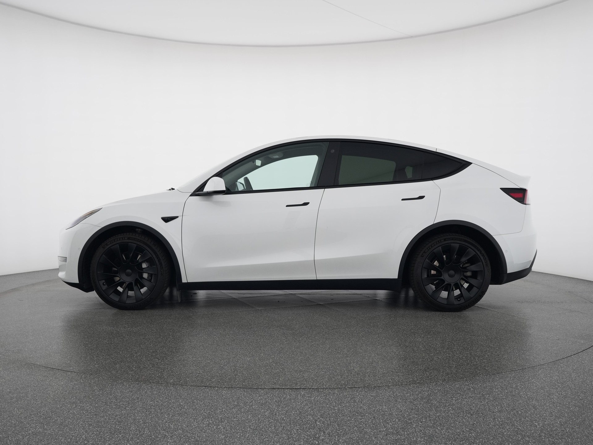 TESLA Model Y Long Range-showroom-element-1
