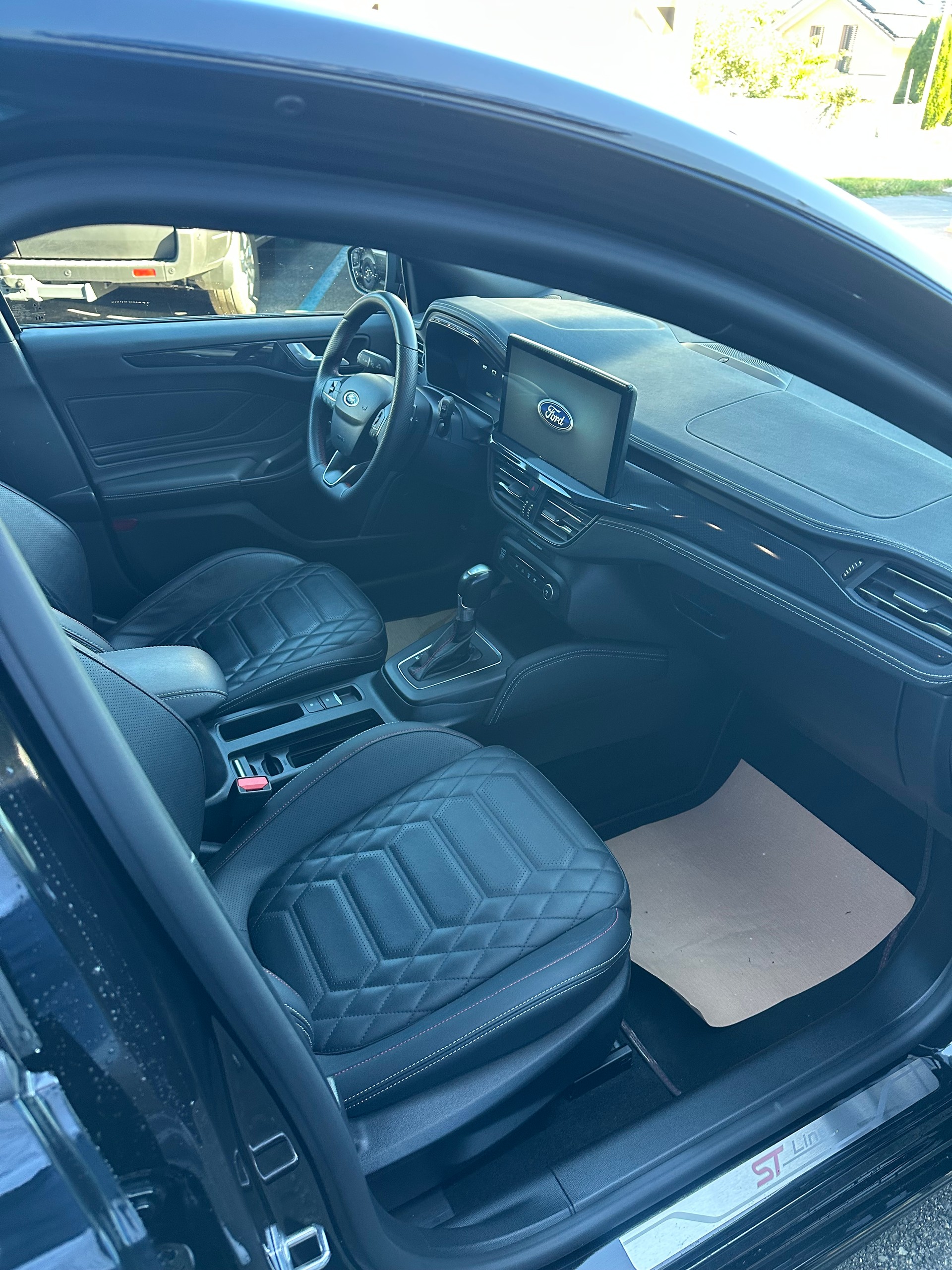FORD Focus 1.0i EcoB Hybrid 155 ST-Line Vignale-image-13