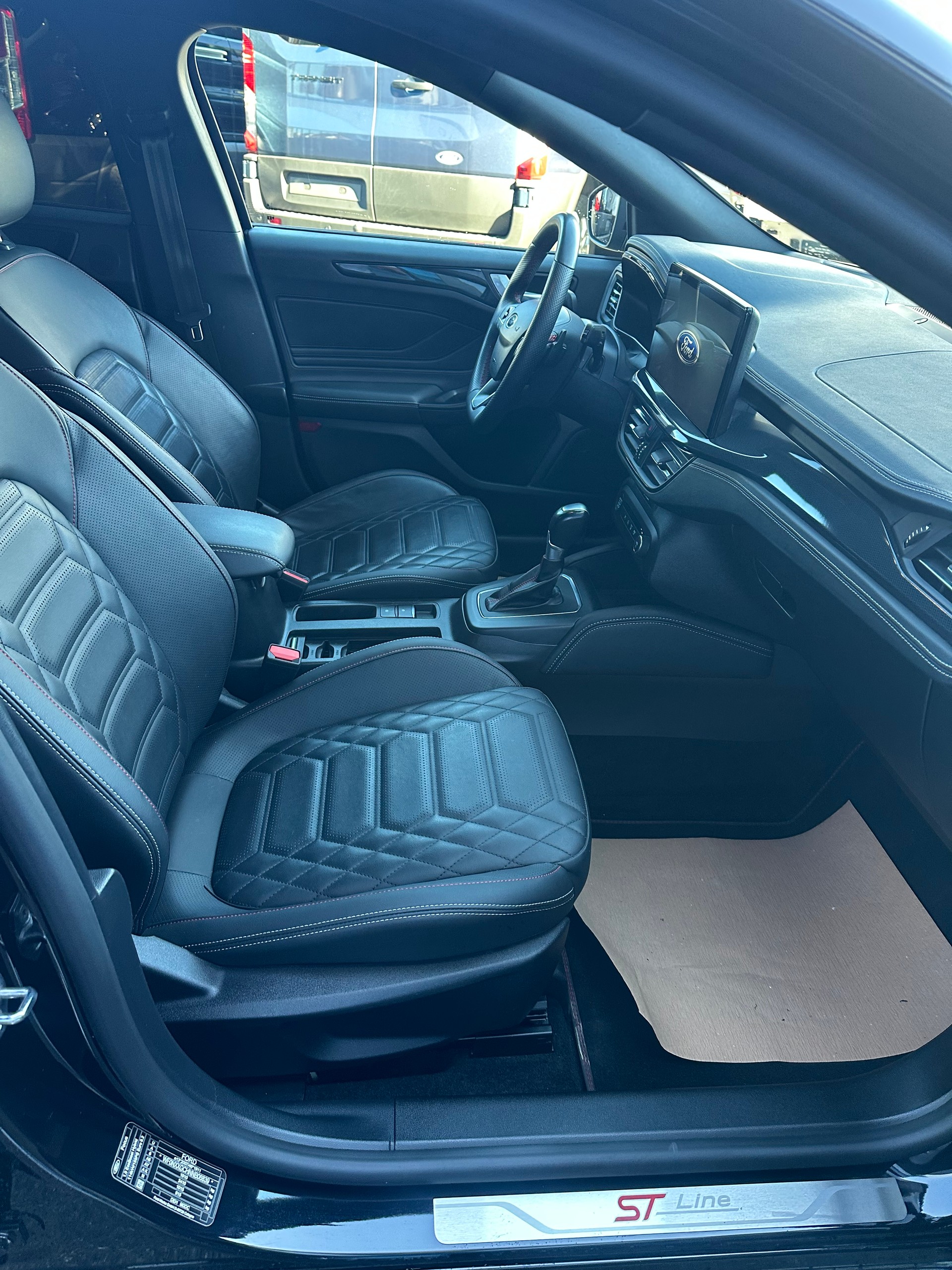 FORD Focus 1.0i EcoB Hybrid 155 ST-Line Vignale-image-12