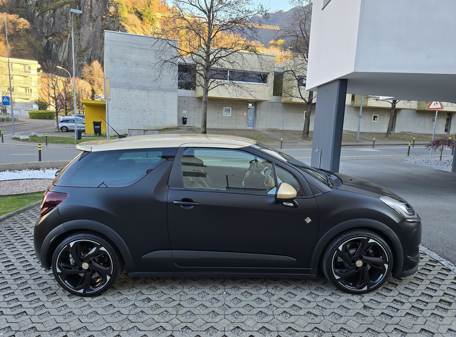 DS AUTOMOBILES DS3 1.6 THP Performance Black Special-showroom-element-2