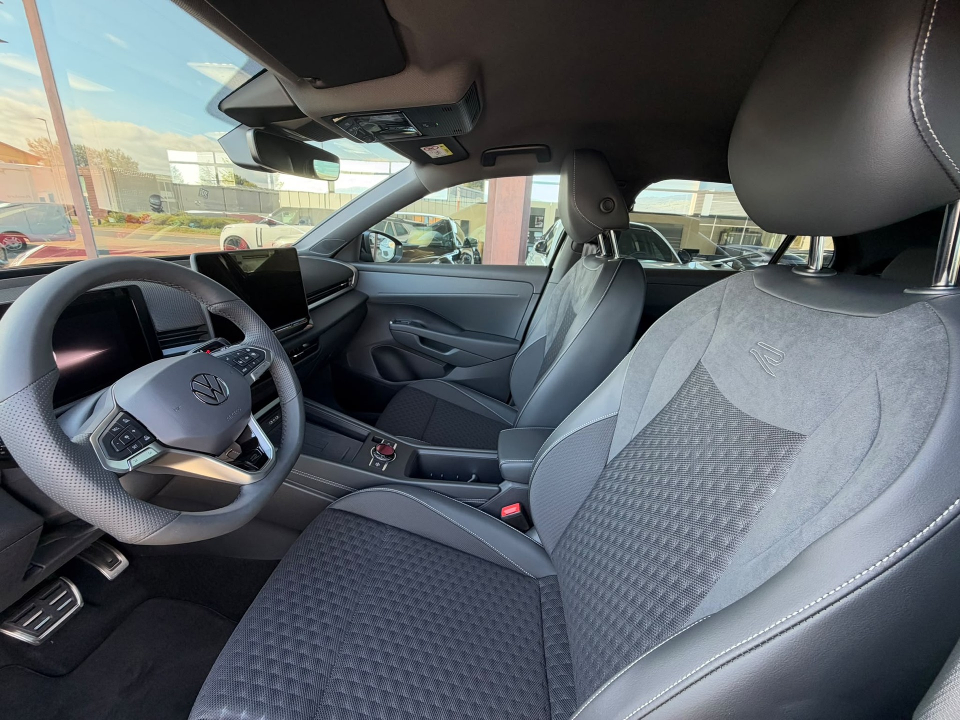 VW T-Roc 1.5 eTSI mHEV R-Line DSG-image-6
