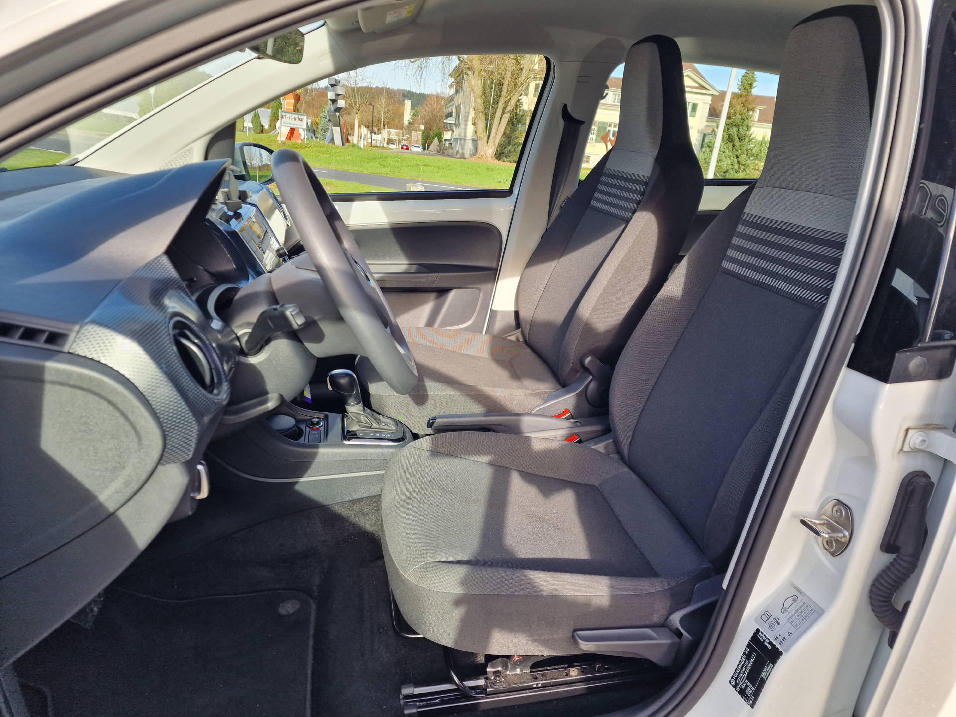 VW Up e-image-8