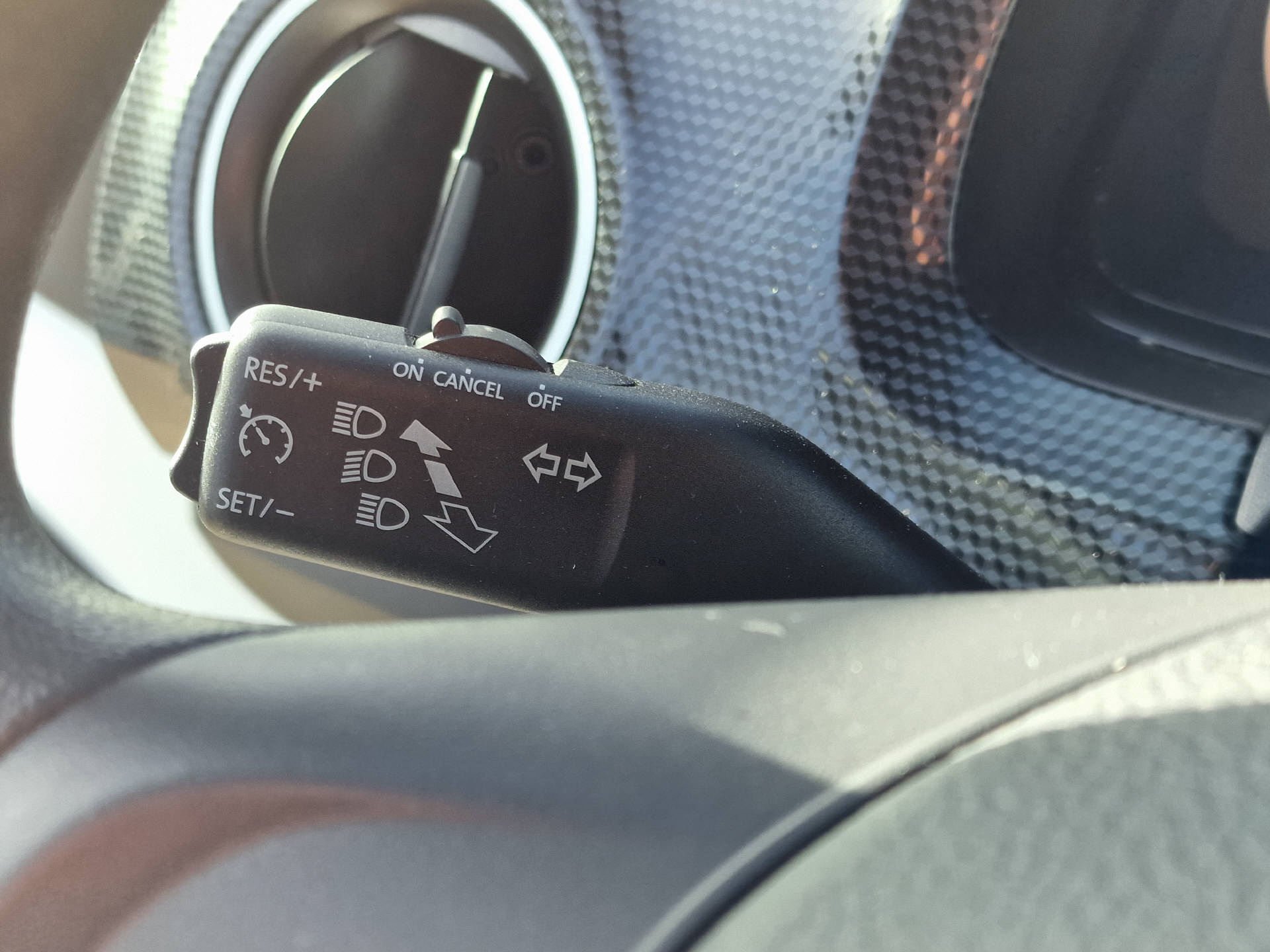 VW Up e-image-16