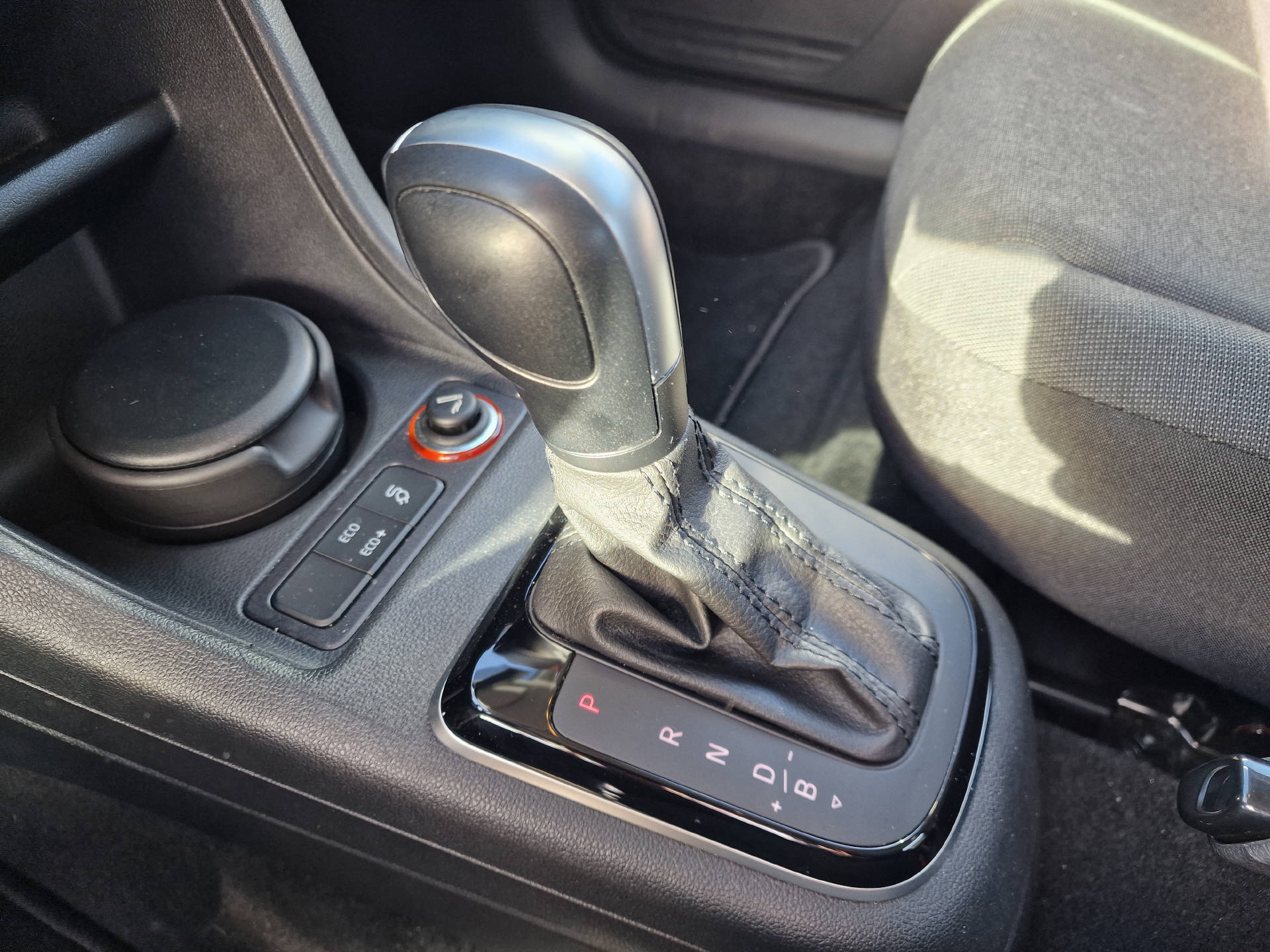 VW Up e-image-12