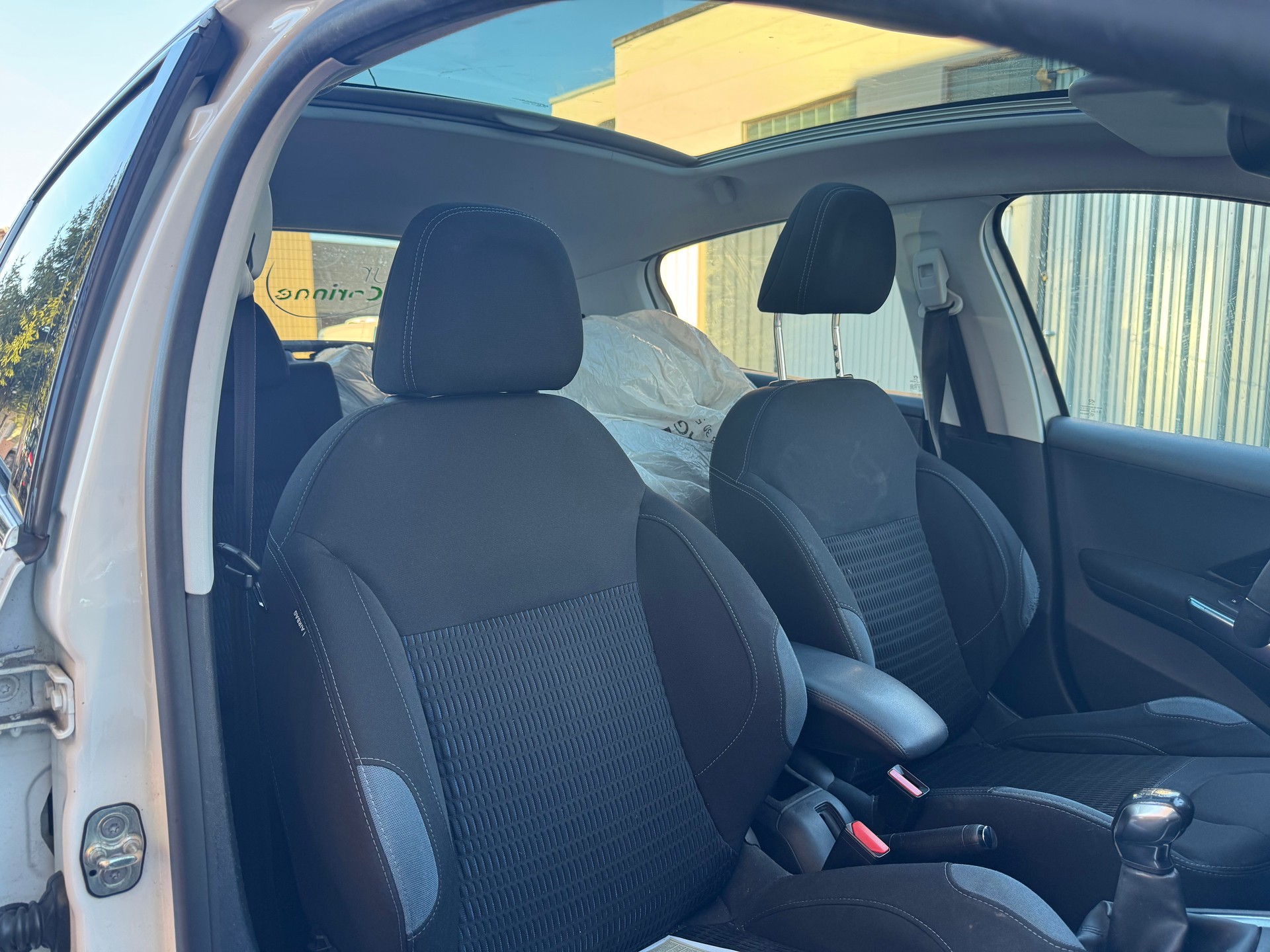 PEUGEOT 208 1.6 VTI Allure-image-8