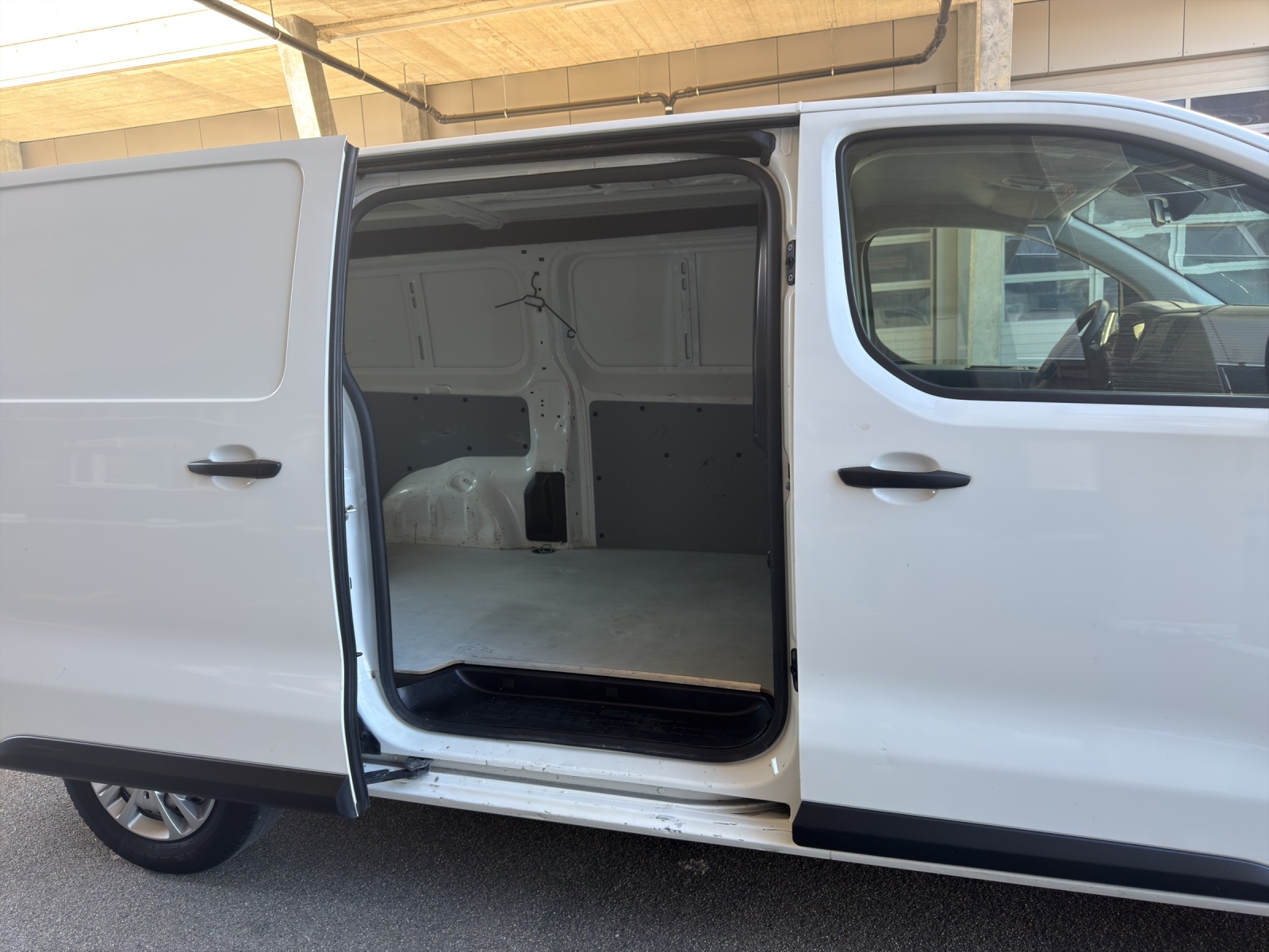 PEUGEOT Expert 2.0 BlueHDi 120 S&S Premium Long EAT8-image-18