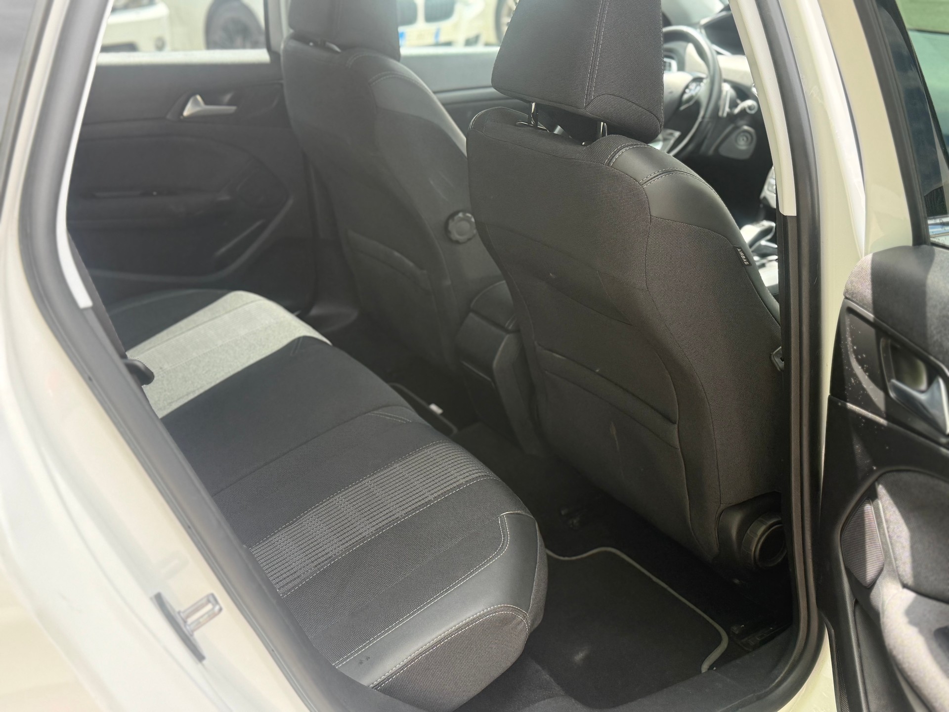 PEUGEOT 308 SW 1.2 Pure Tech Allure EAT8-image-6
